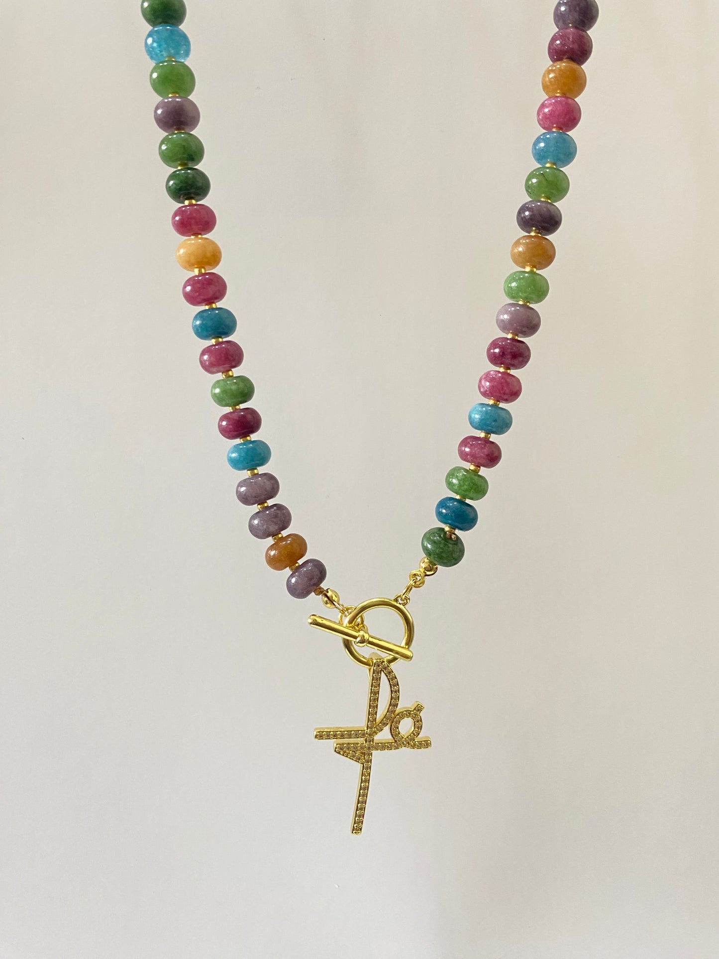 Collar fe con microcircones engastados en baño de oro y piedras naturales