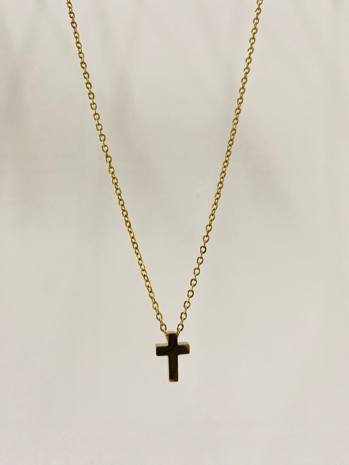 Collar Cruz dorada acero