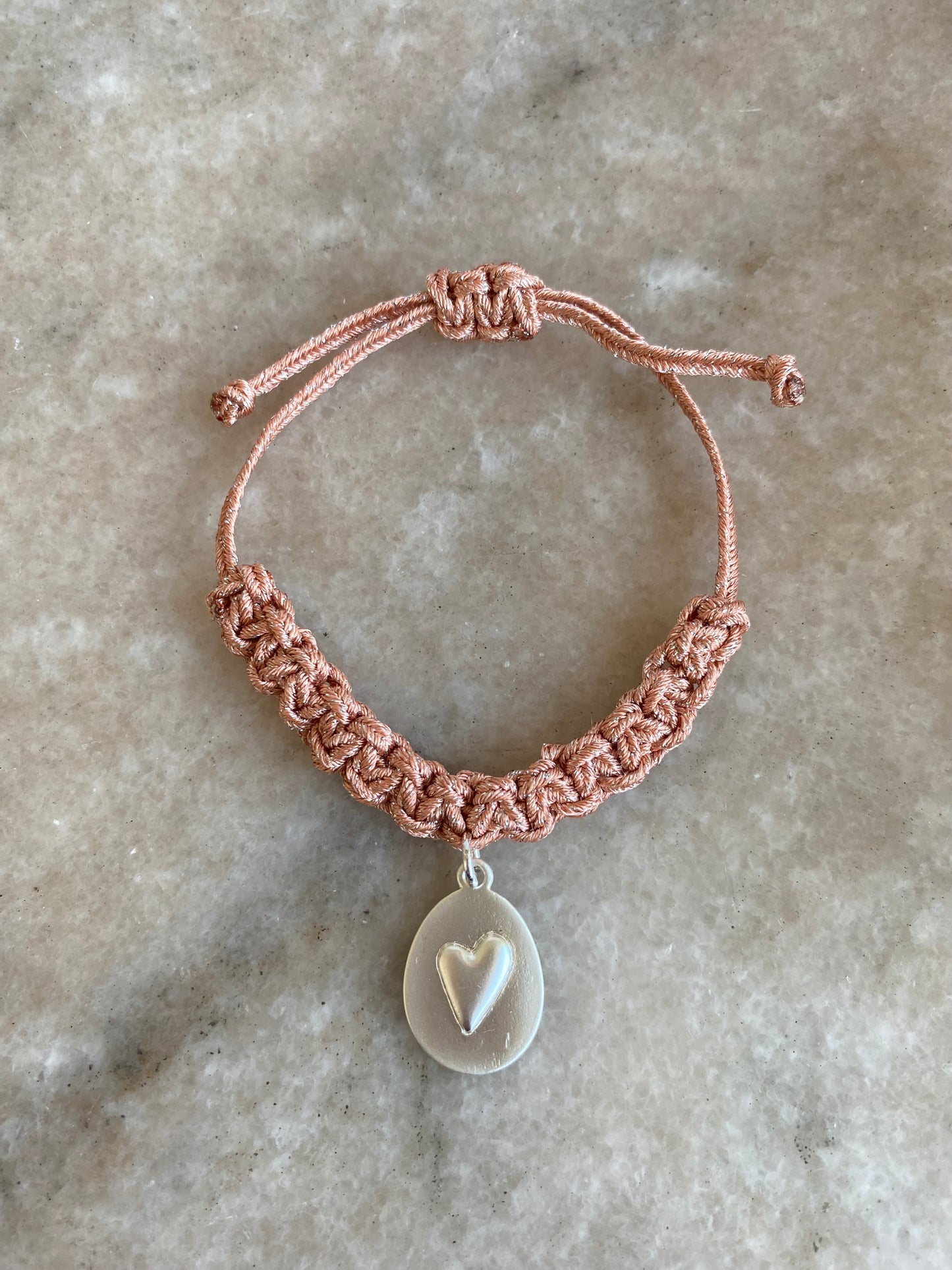 Pulsera ajustable tejida con Corazón Ovalo Baño plata