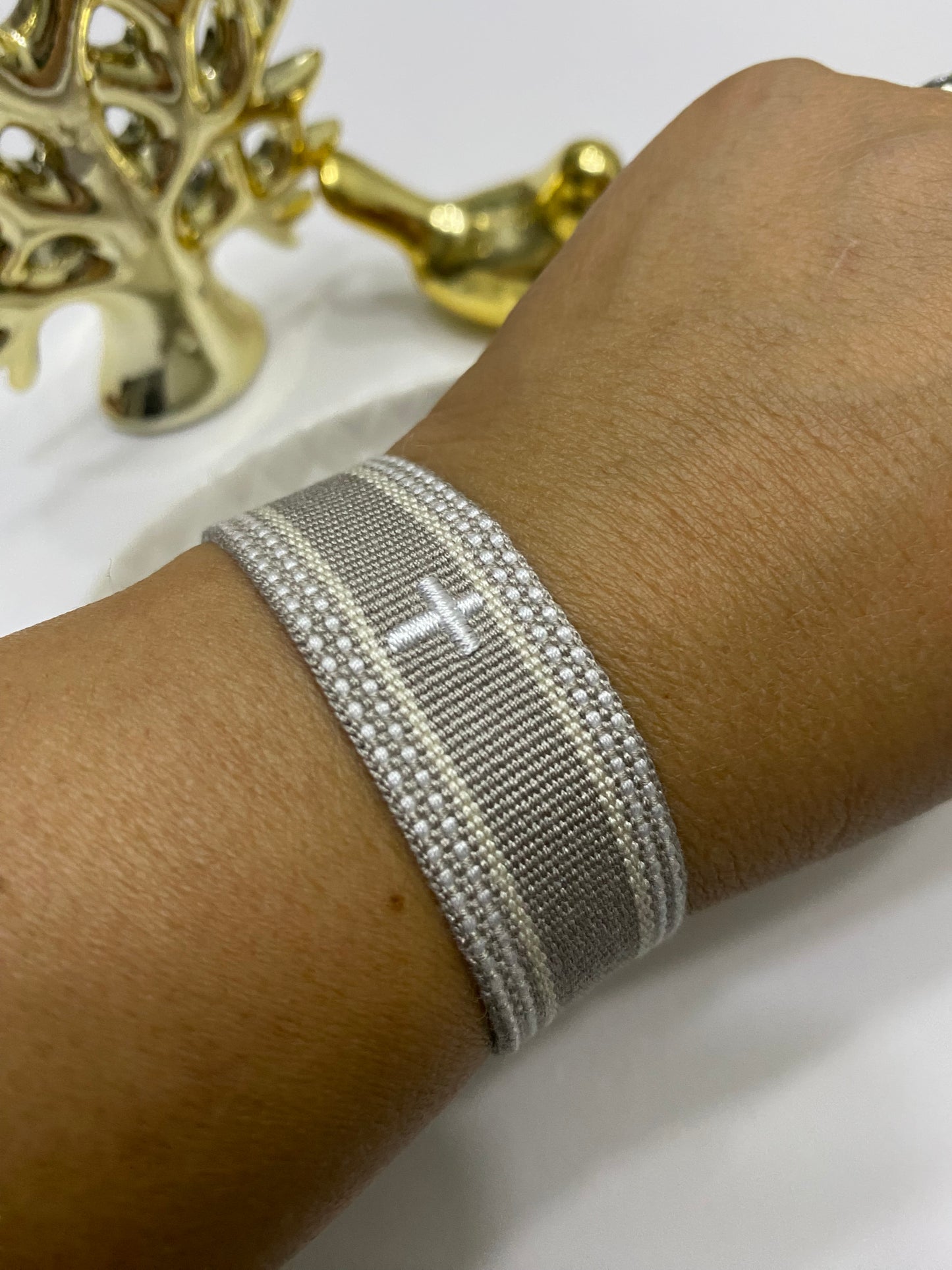 Pulsera Fe Esencial tejida gris