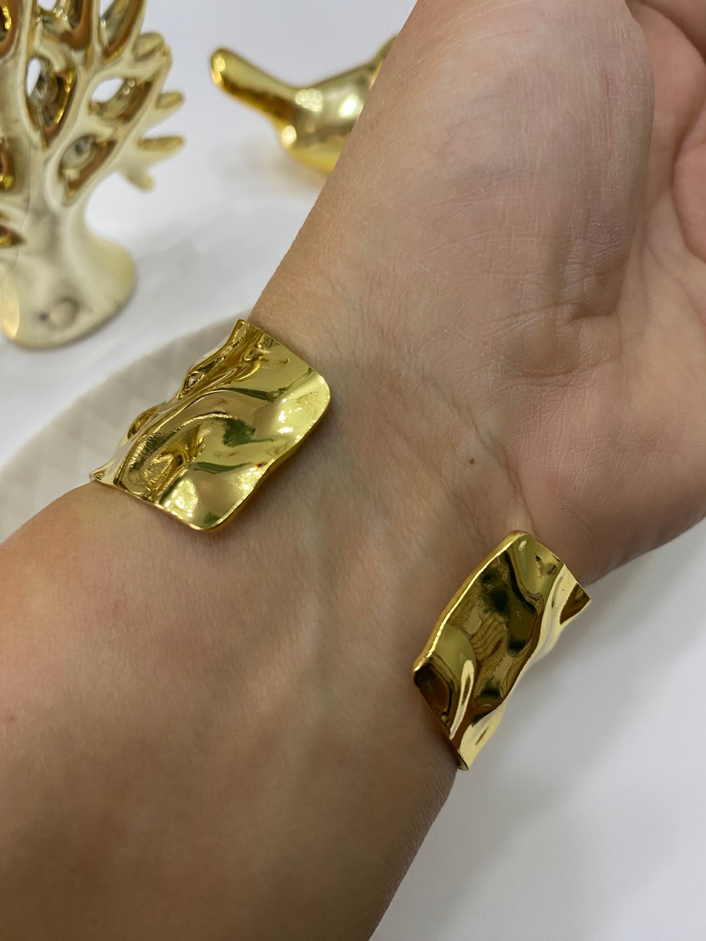 Brazalete dorado textura acero ajustable