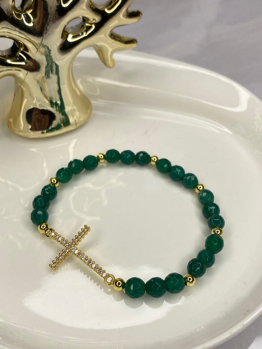 Pulsera reconciliada piedras verdes y cruz baño oro