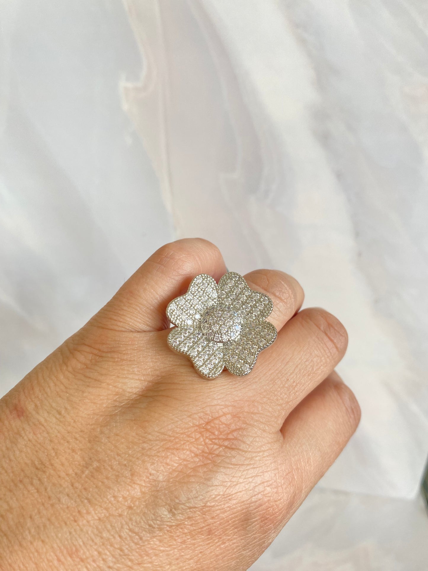Anillo maxi flor 4 pétalos  rodio plateado y microcircones