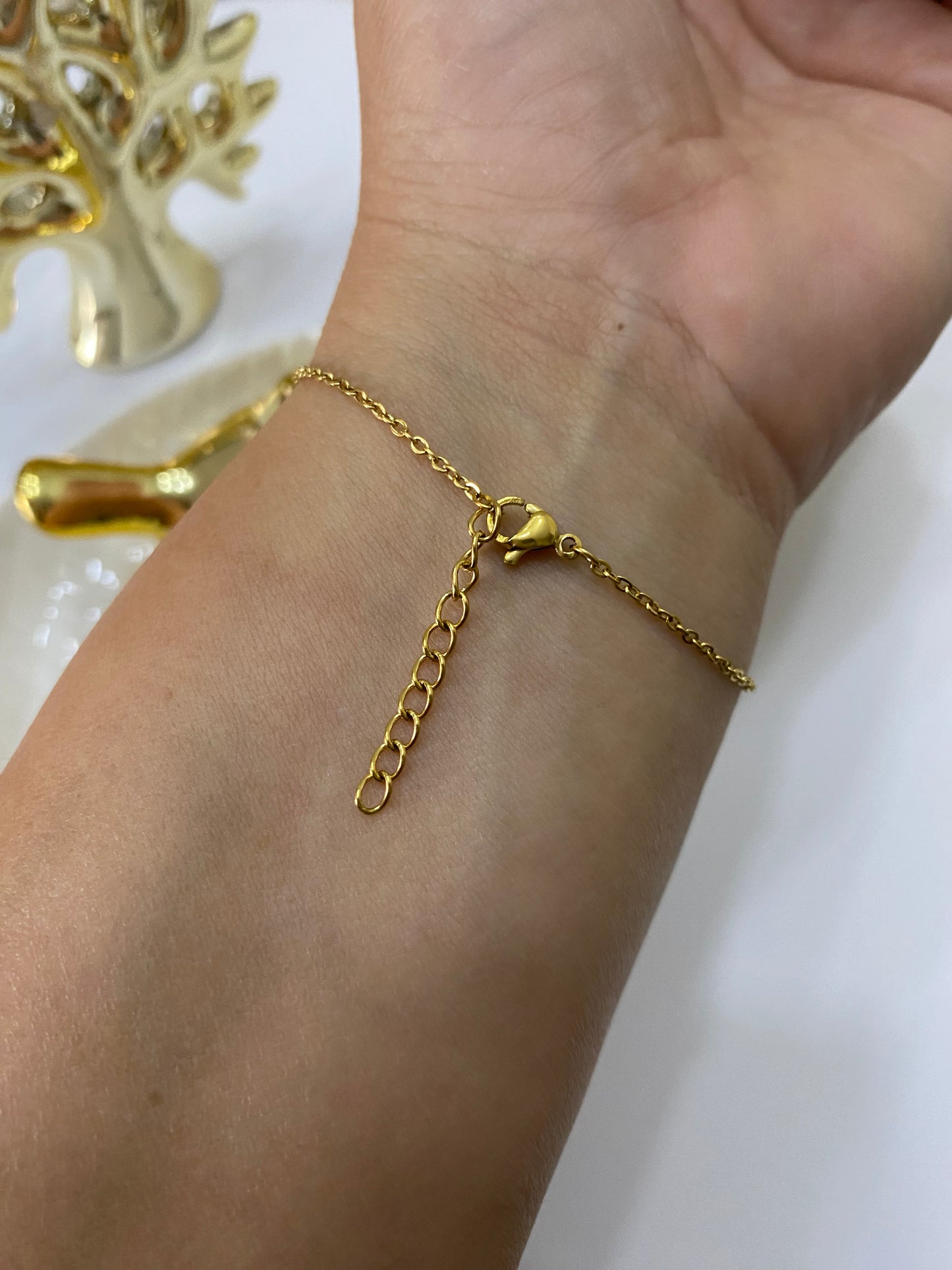 Pulsera cruz de acero dorado
