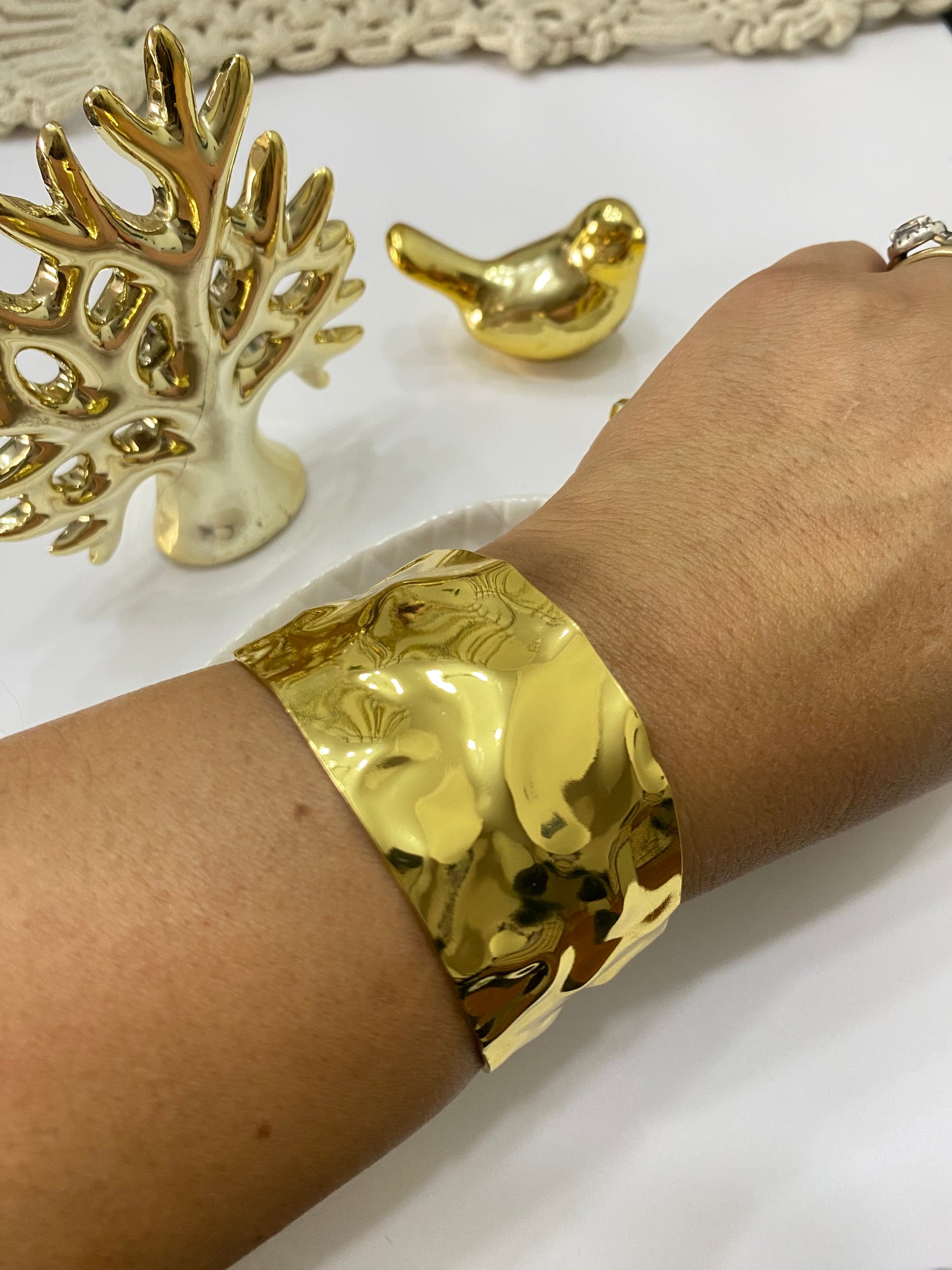 Brazalete dorado textura acero ajustable