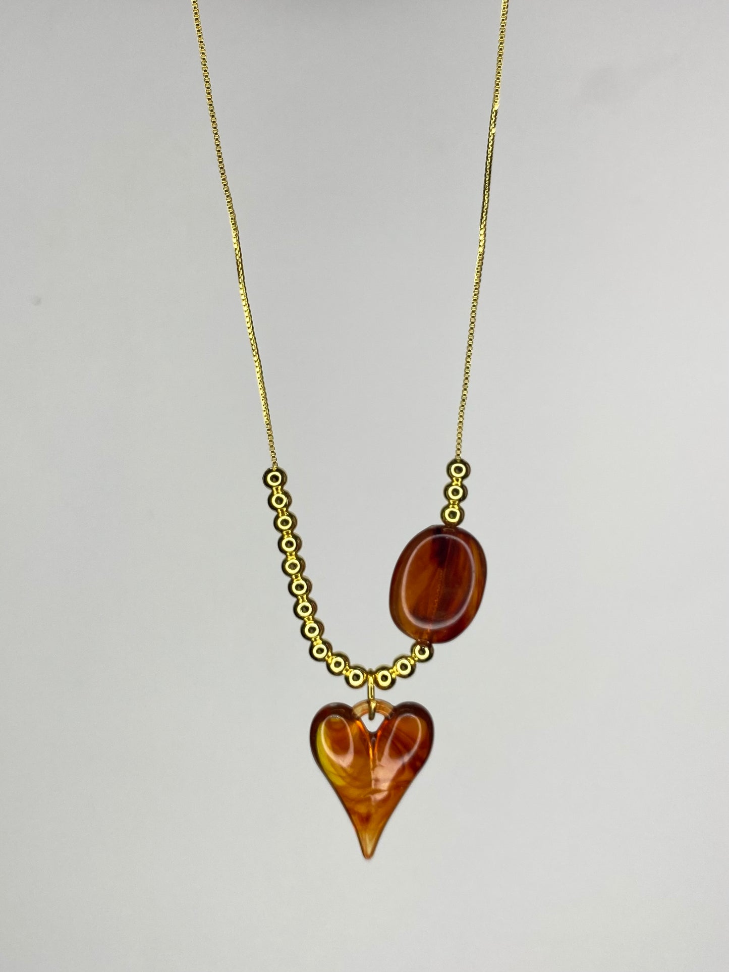 Collar amor carey, Cadena baño oro y colgantes acrílicos