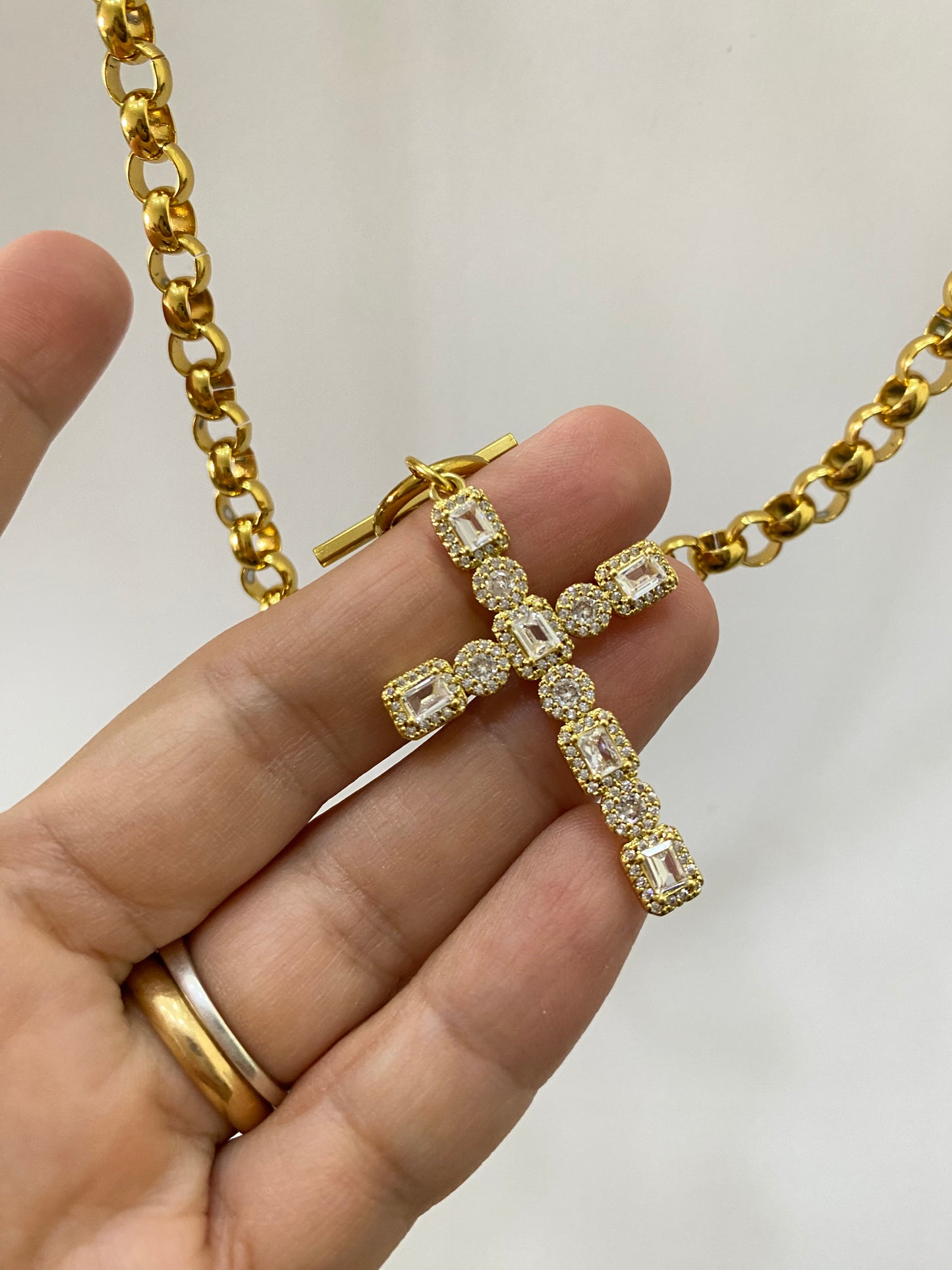 Collar cruz baño oro circonia y Cadena de acero 50 cms
