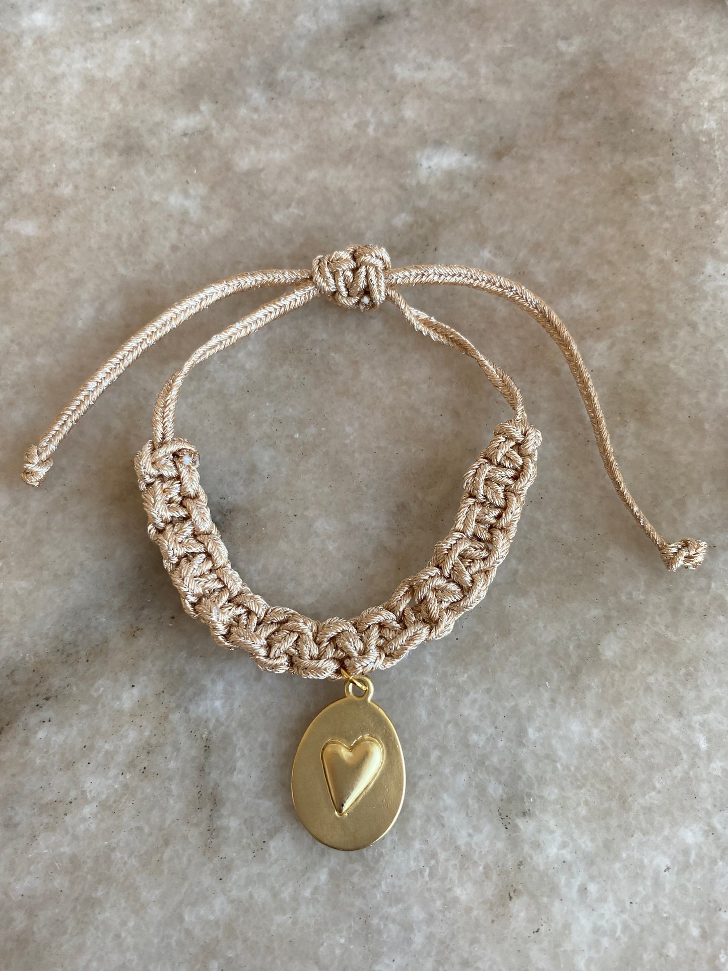 Pulsera ajustable tejida con Corazón Ovalo Baño Oro