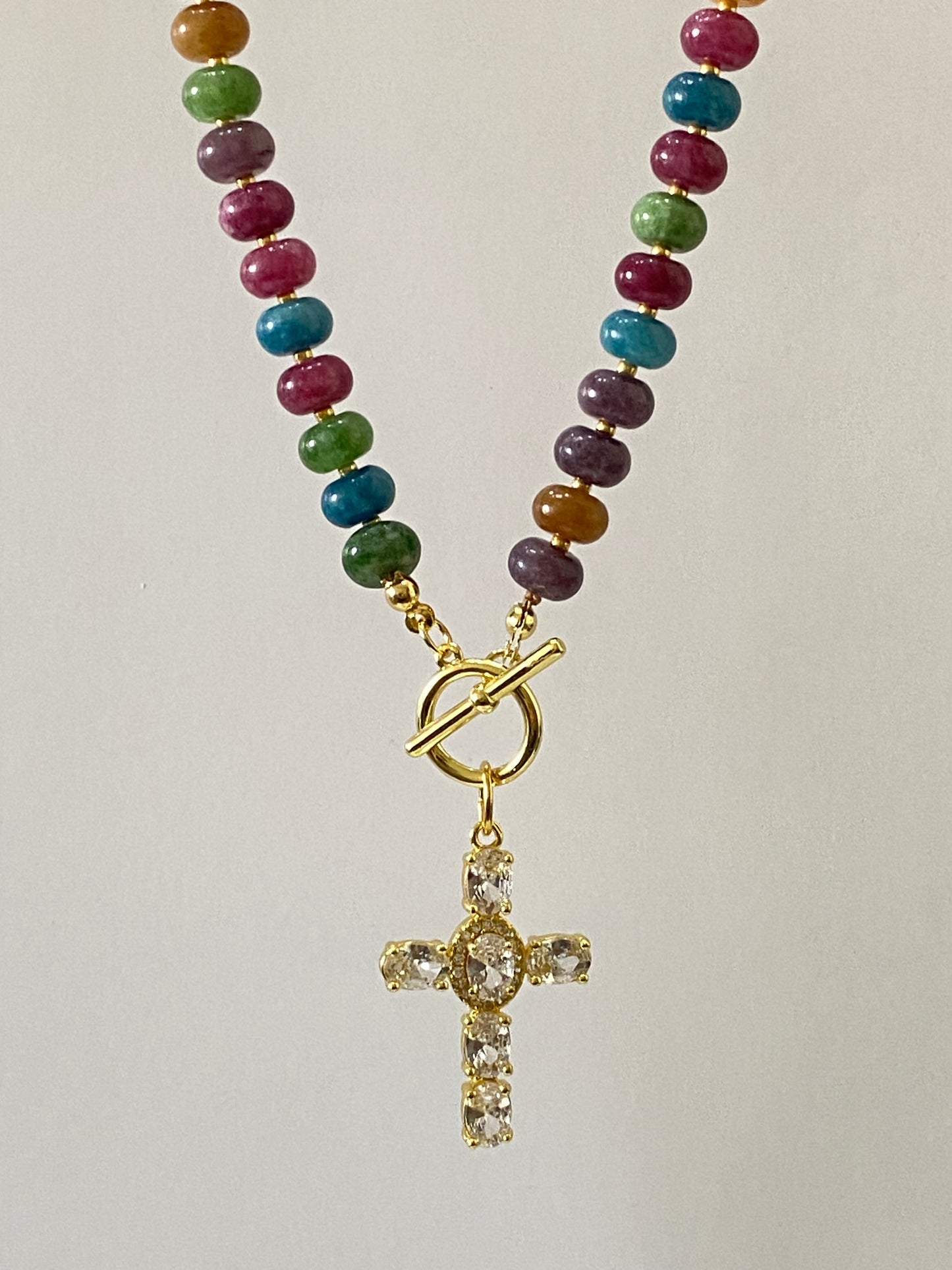 Collar Cruz con circones engastados en baño de oro y piedras naturales