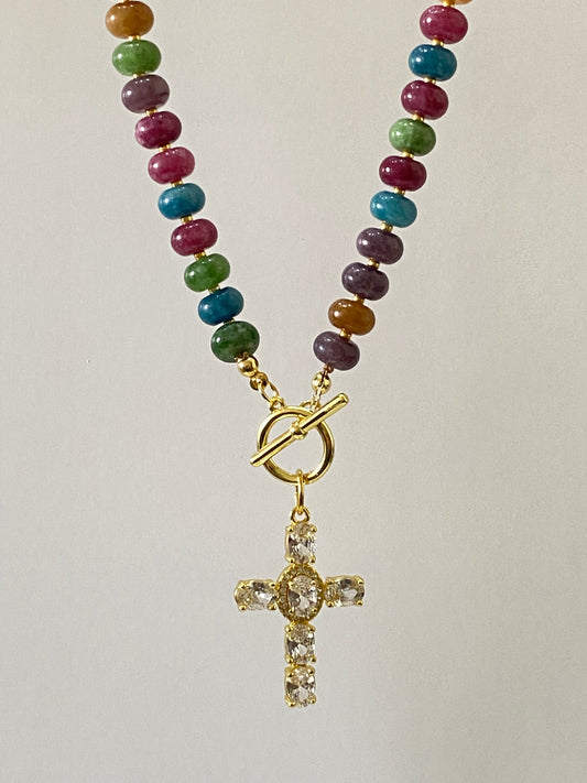 Collar Cruz con circones engastados en baño de oro y piedras naturales