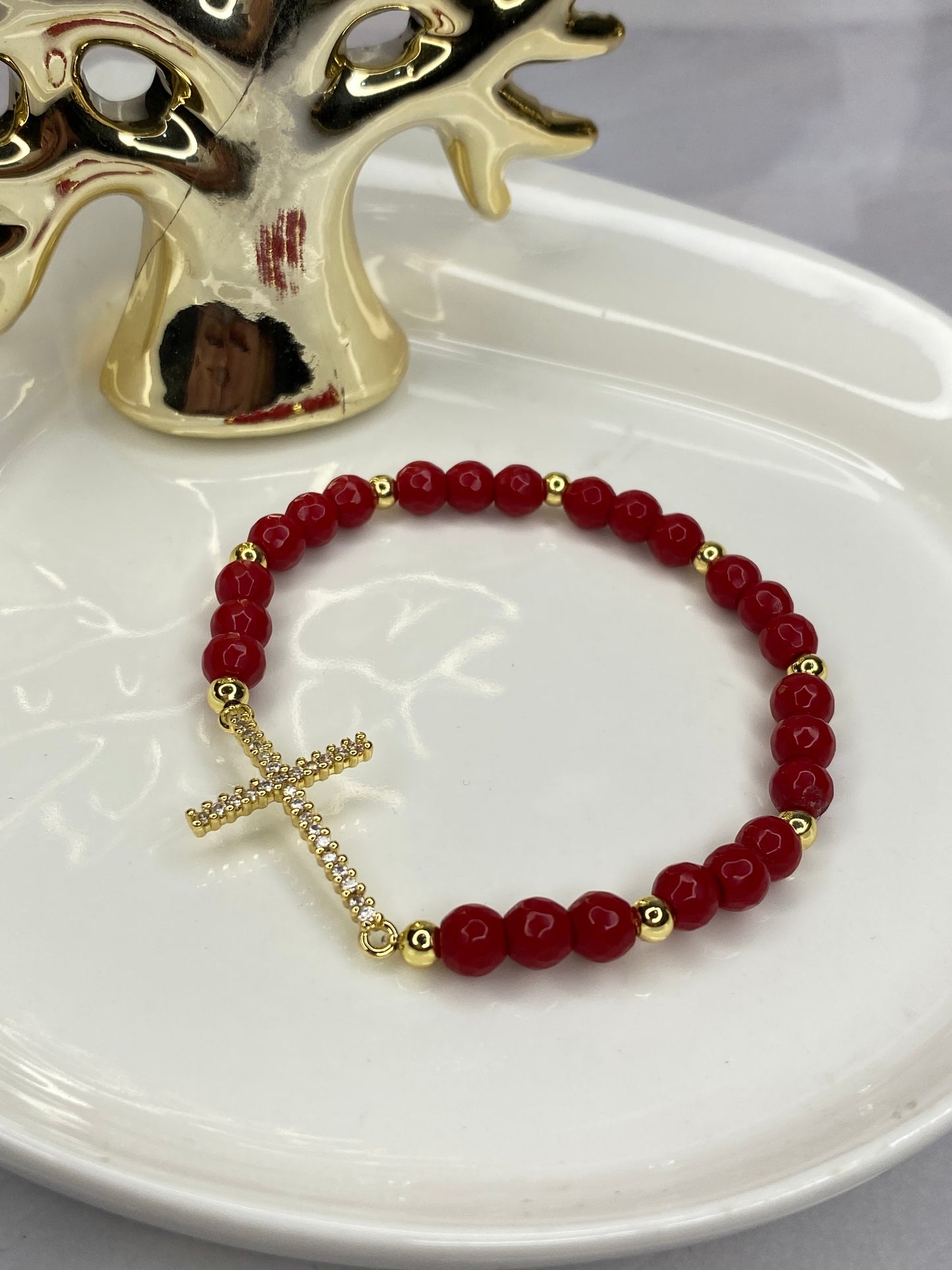 Pulsera reconciliada piedras rojas y cruz baño oro