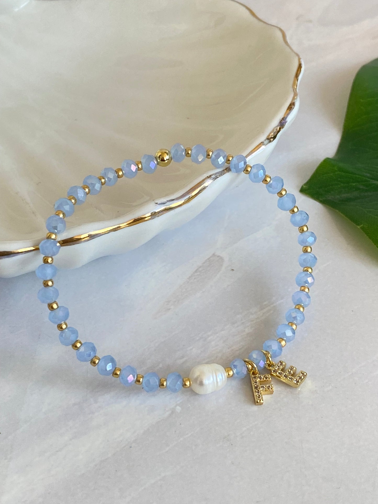 Pulsera Fe y cristales celestes y Perla de Río