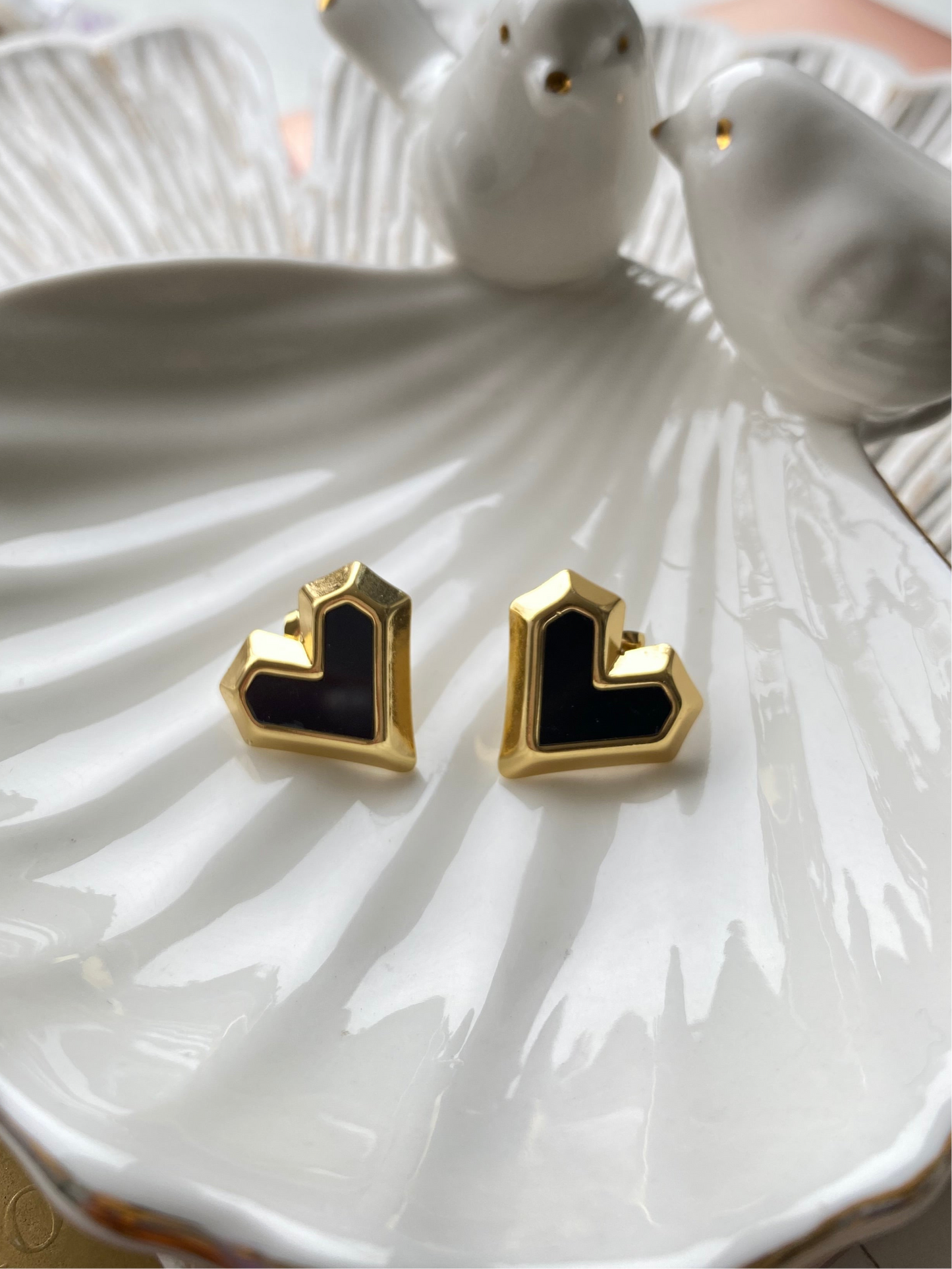 Aros corazón dorado esmaltado en negro