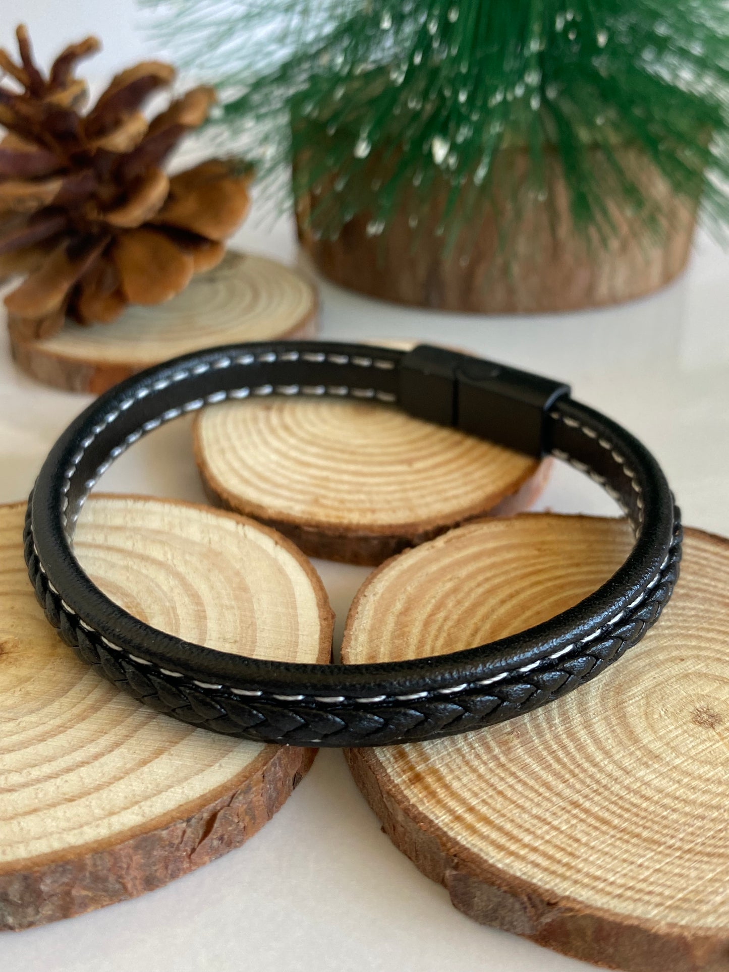 Pulsera negra trenzada costura  • eco cuero 10mm