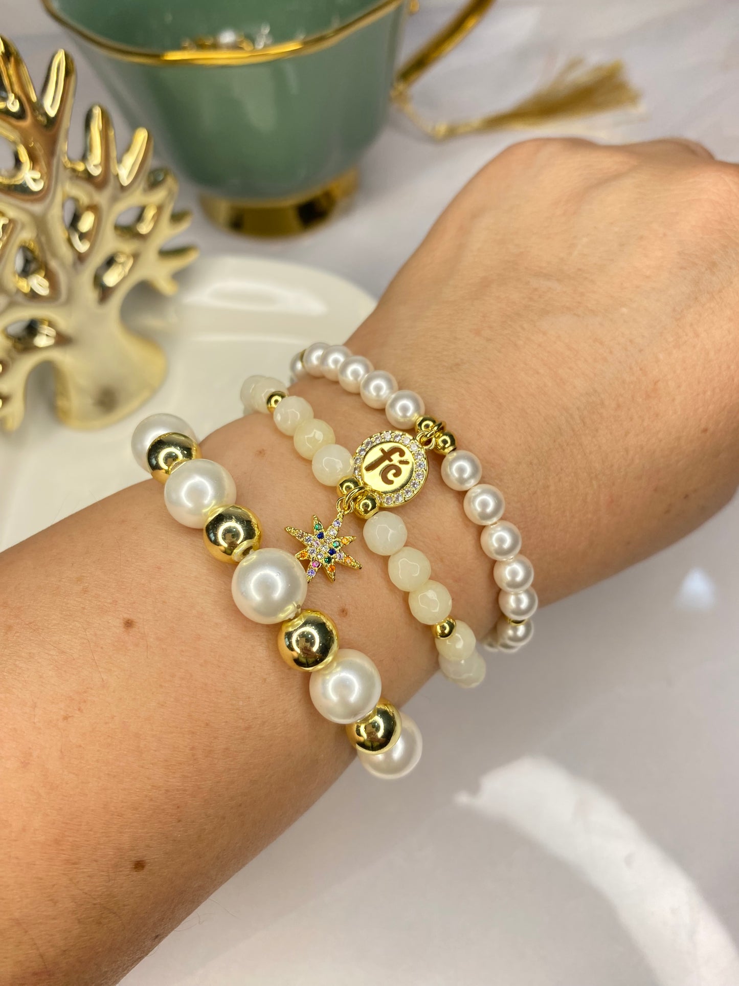 Pulsera Perlas Shell y hematita dorada