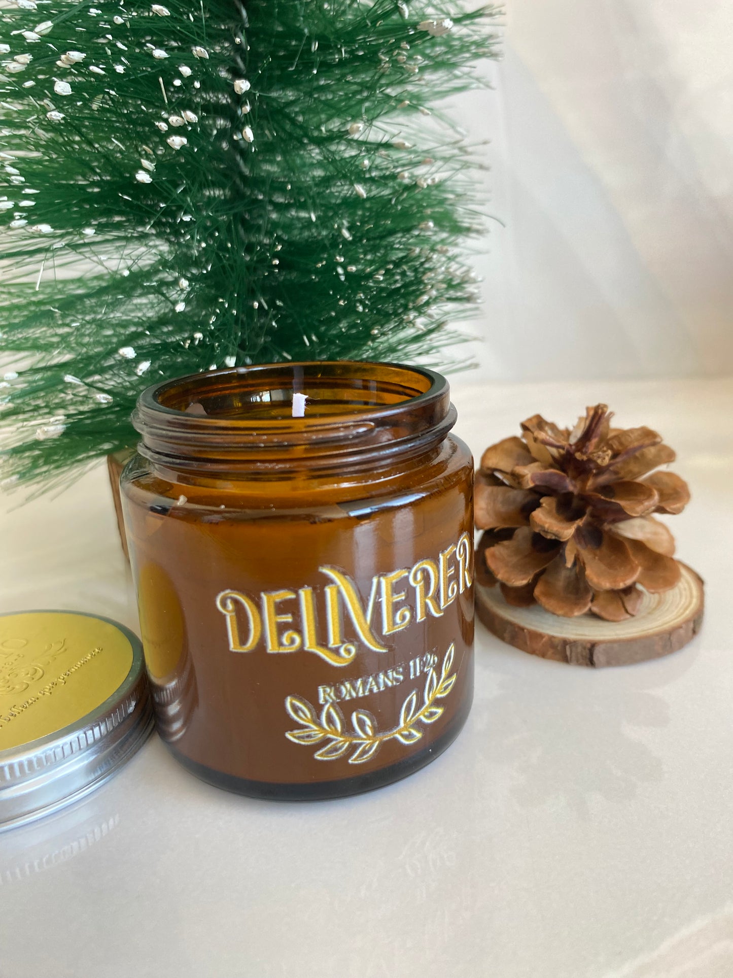 Vela Deliverer con tapa de metálica aroma verbena