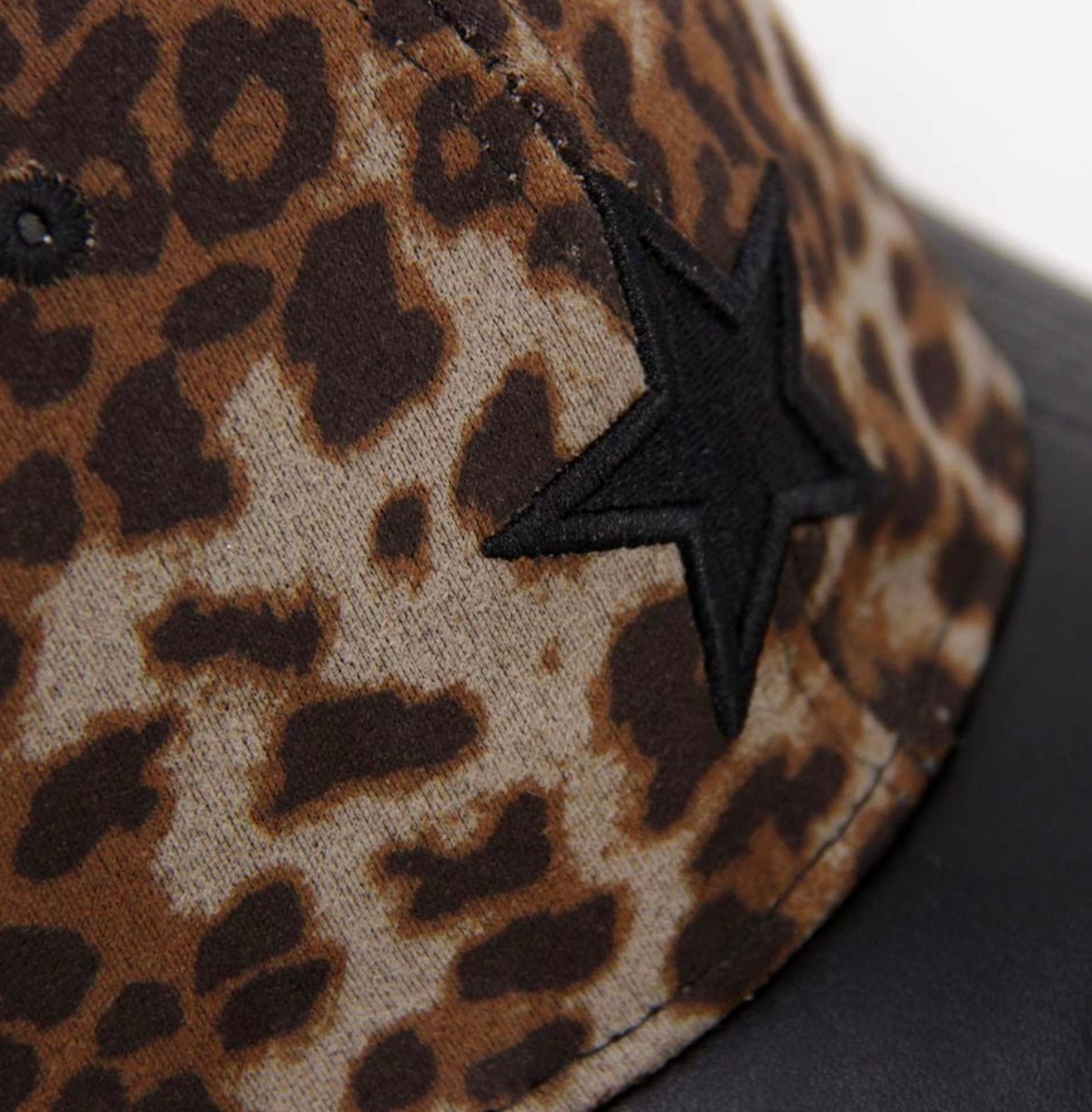 Jockey Print camel negro con Estrella y visera de cuero