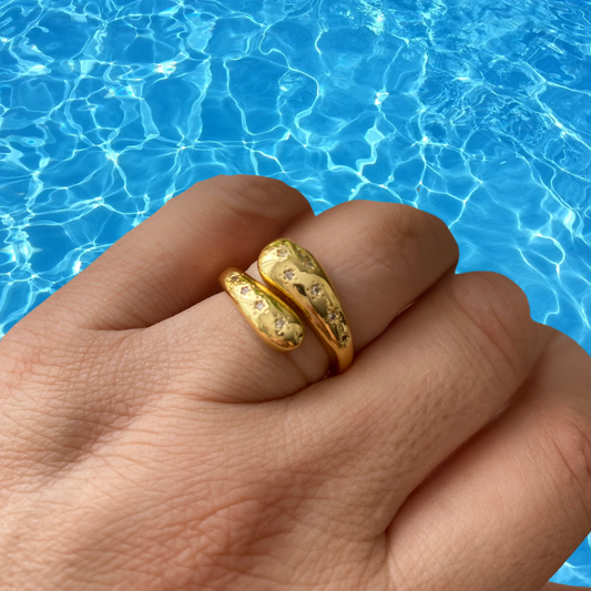 Anillo Ajustable De Acero Dorado Estrellas Bajo Relieve Microcircones