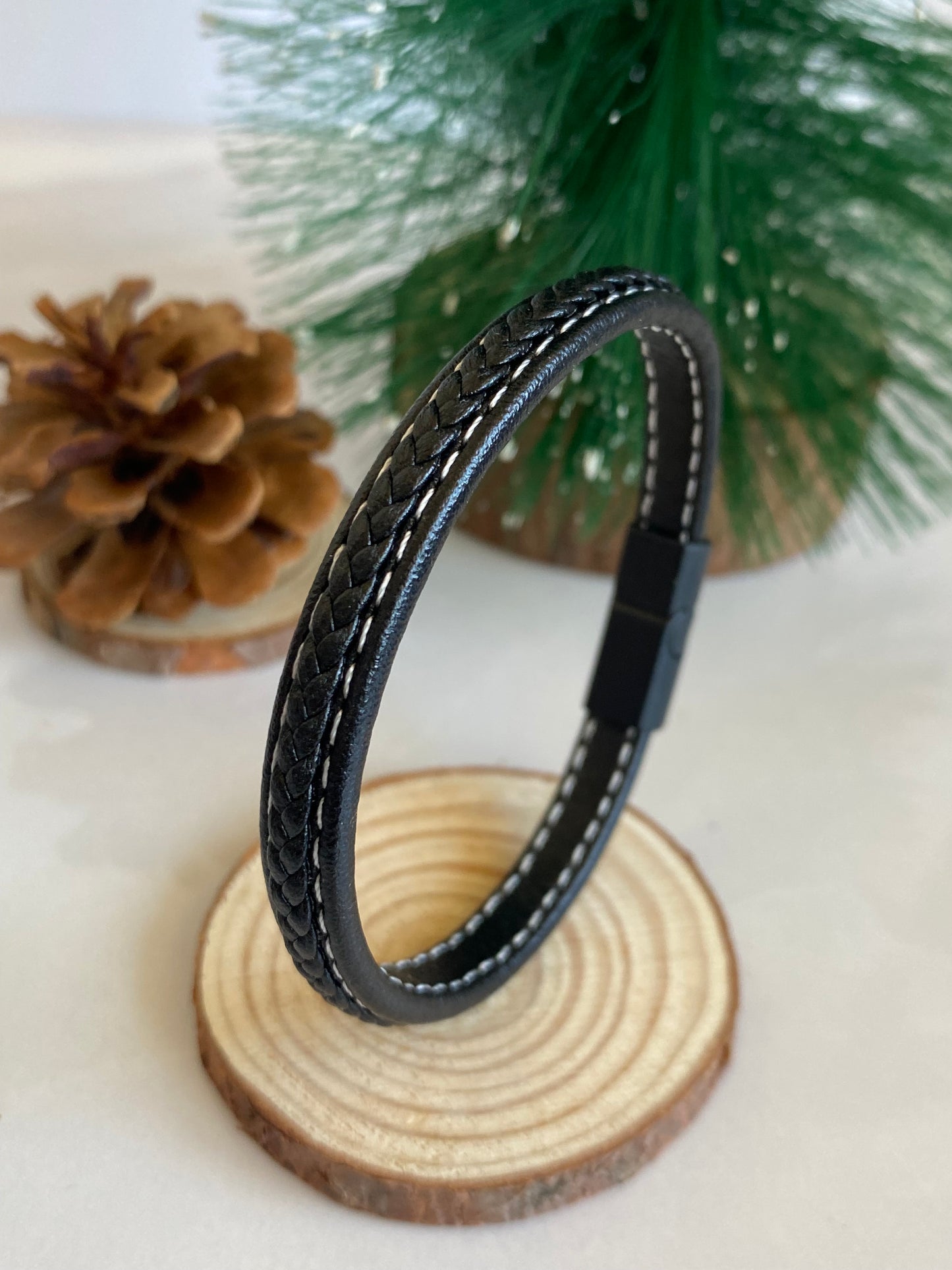 Pulsera negra trenzada costura  • eco cuero 10mm