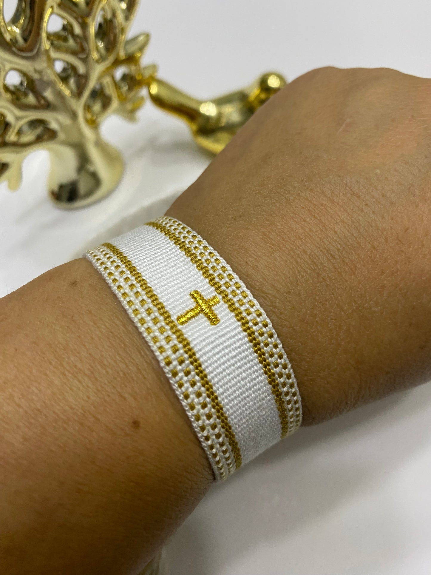 Pulsera Fe Esencial tejida blanca dorado