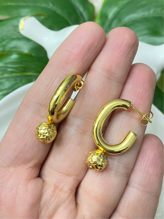 Aros Argolla con mini esfera colgante dorada