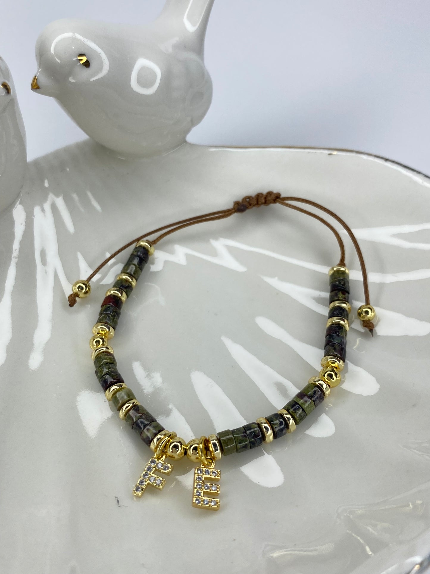Pulsera Fe piedras naturales verde ajustable y  baño oro