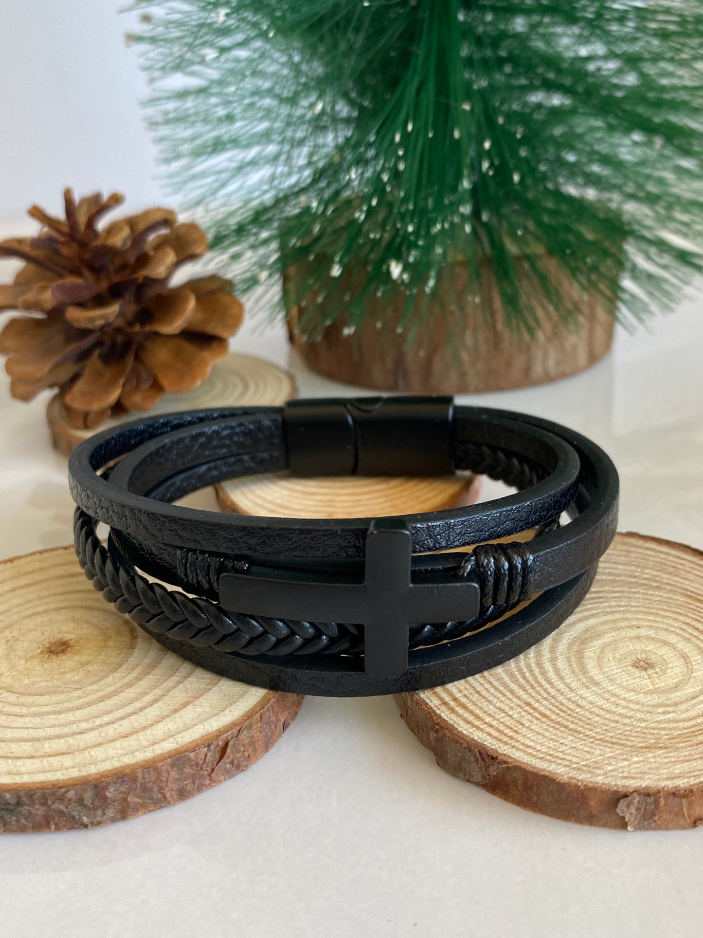 Pulsera Cruz negra • Ecocuero -  21 cms largo