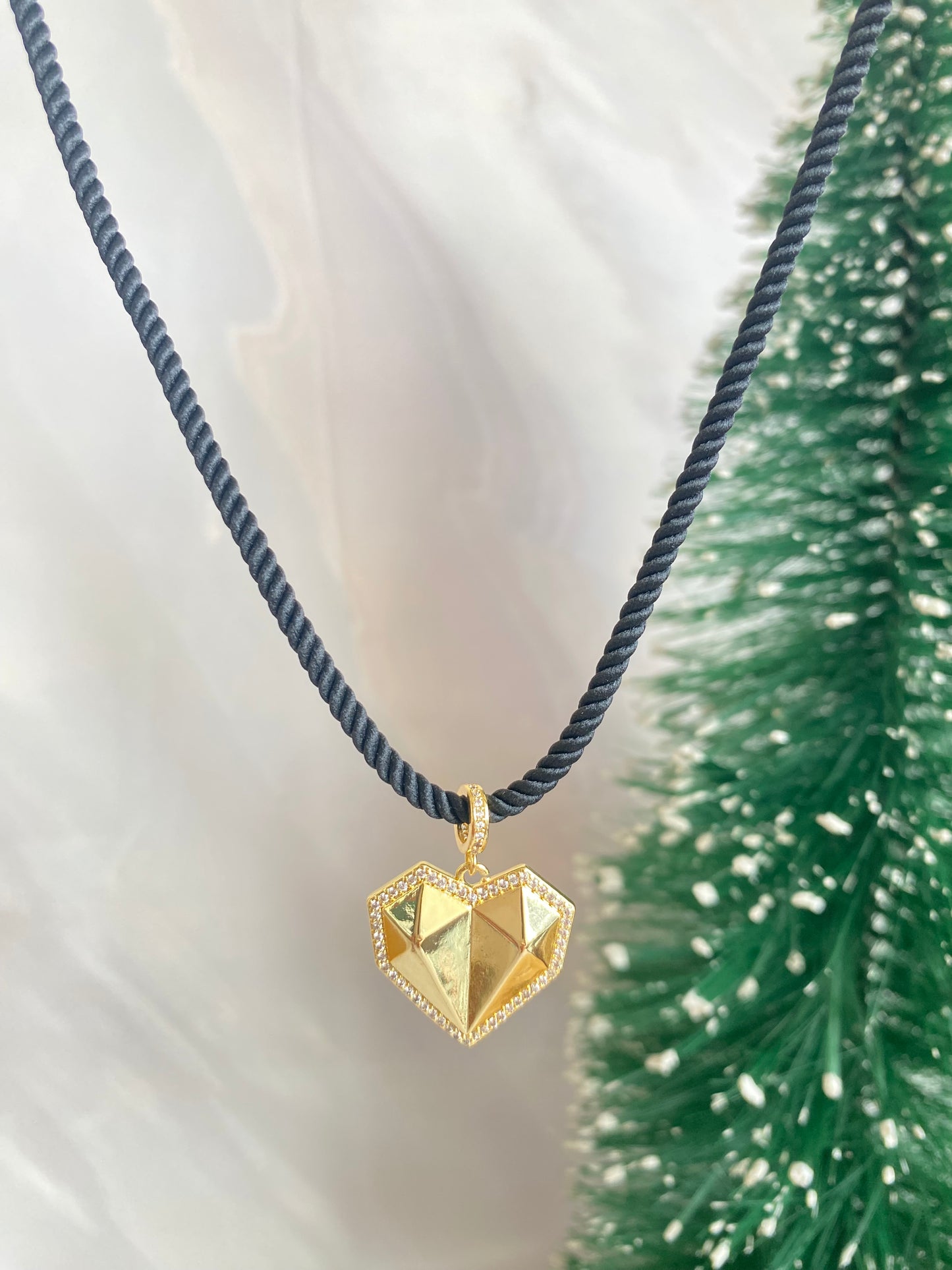 Collar Geo Corazón dorado y microcircones, Cordón Largo 45 cms.