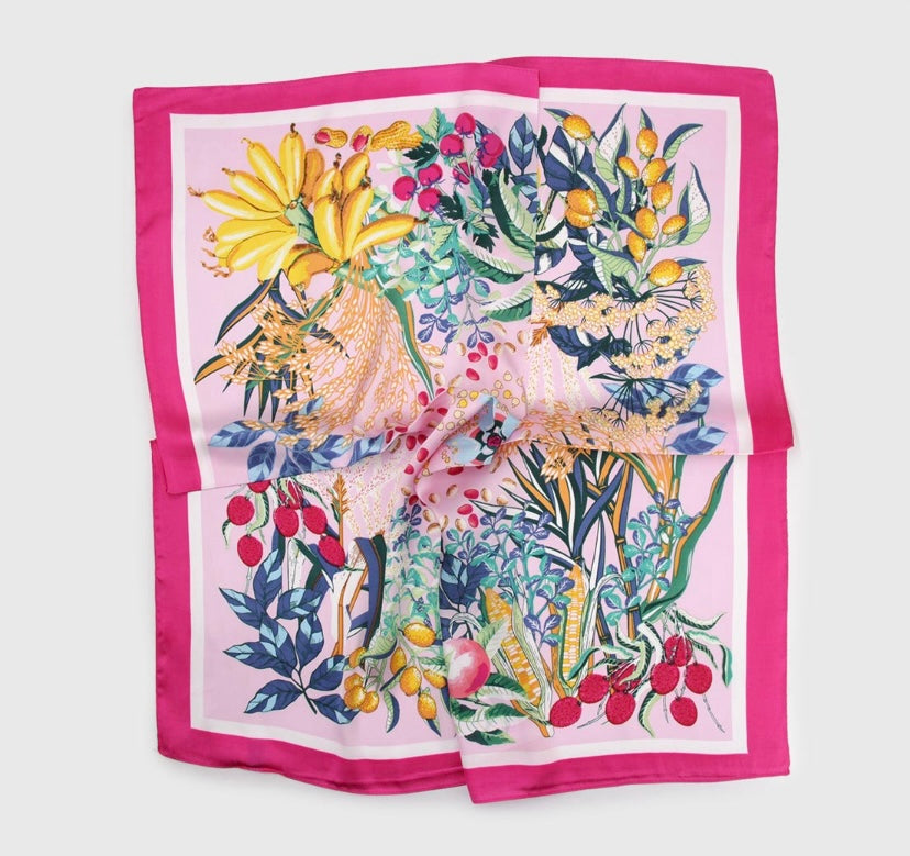 Pañuelo de Seda Frutos del Jardín Fucsia • 70x70 cms