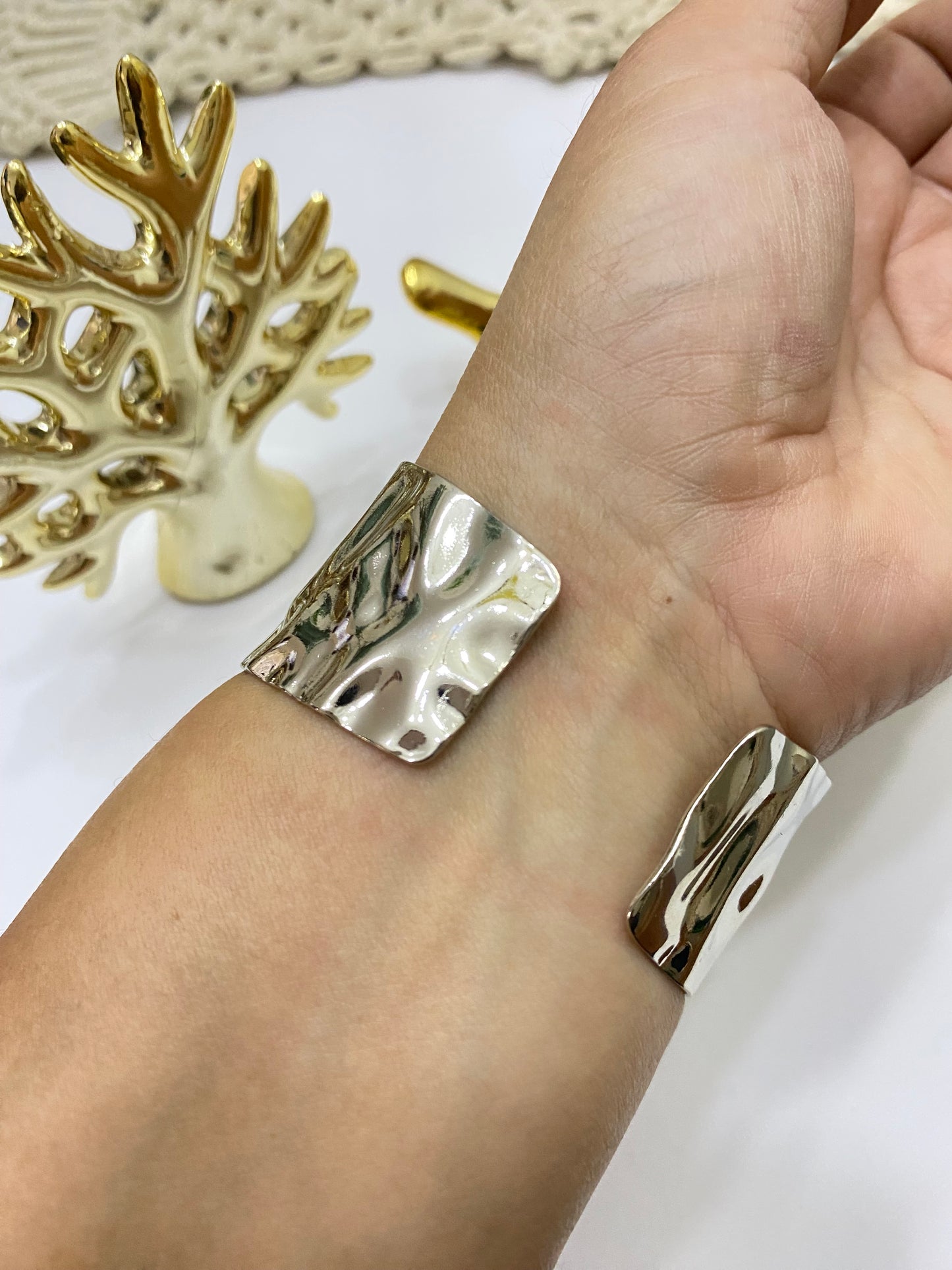Brazalete plateado textura acero ajustable
