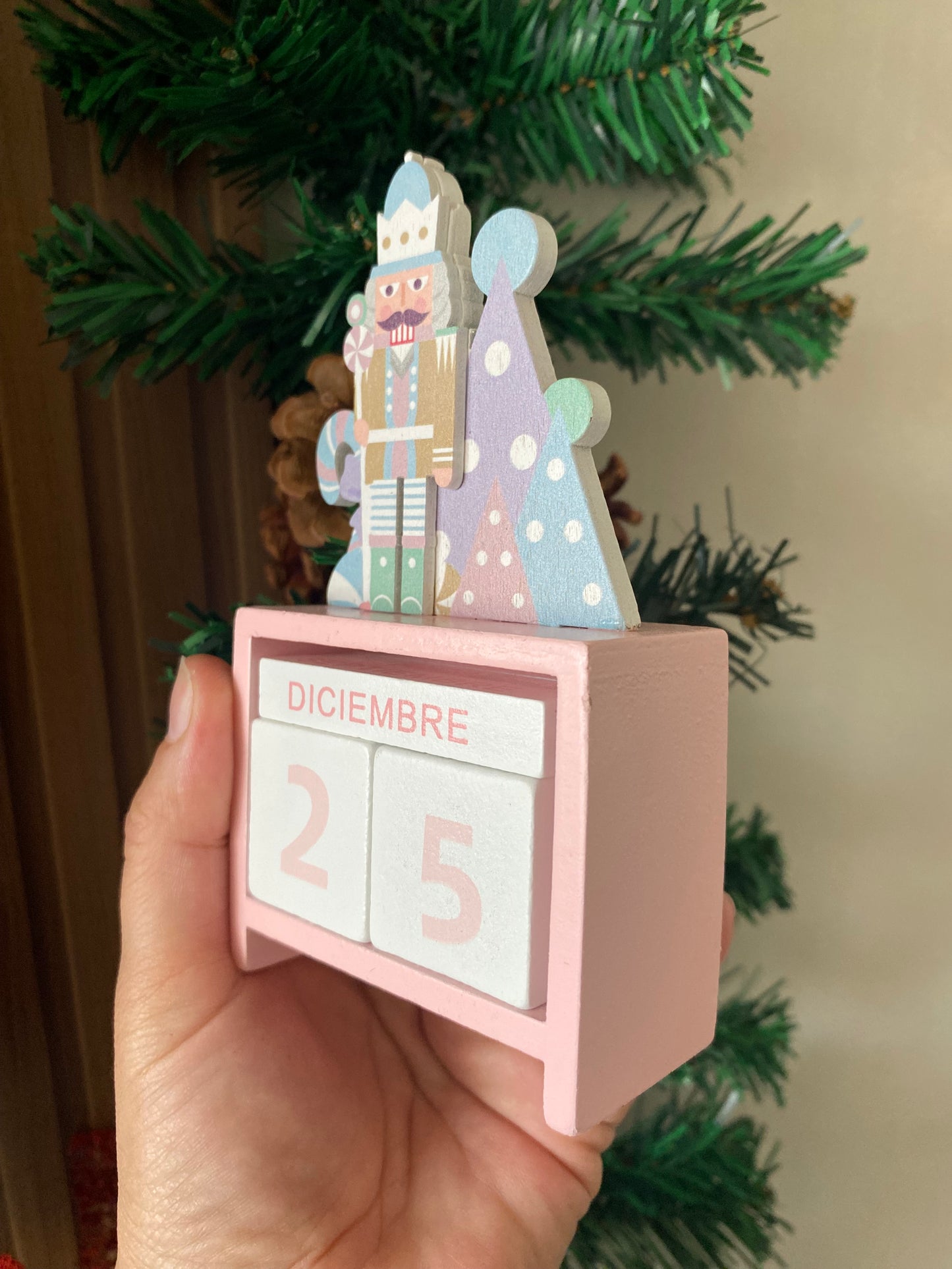 Calendario Eterno Cascanueces Rosado • Madera