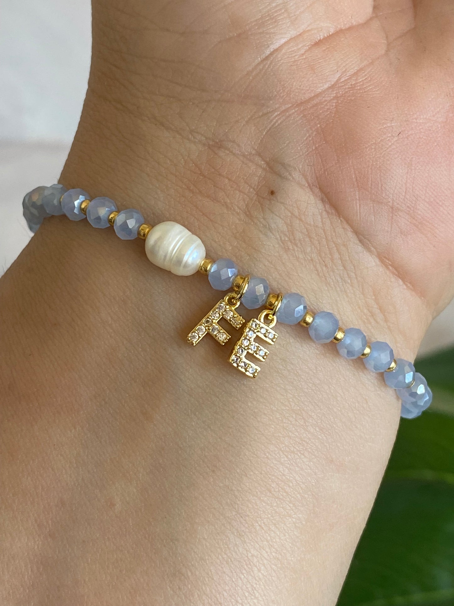 Pulsera Fe y cristales celestes y Perla de Río