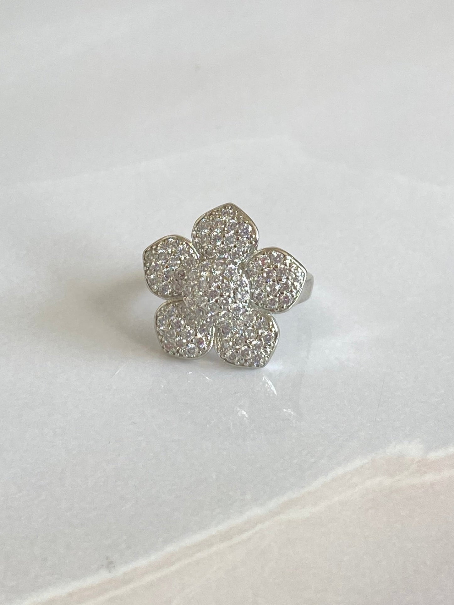 Anillo maxi flor 5 pétalos  rodio plateado y microcircones