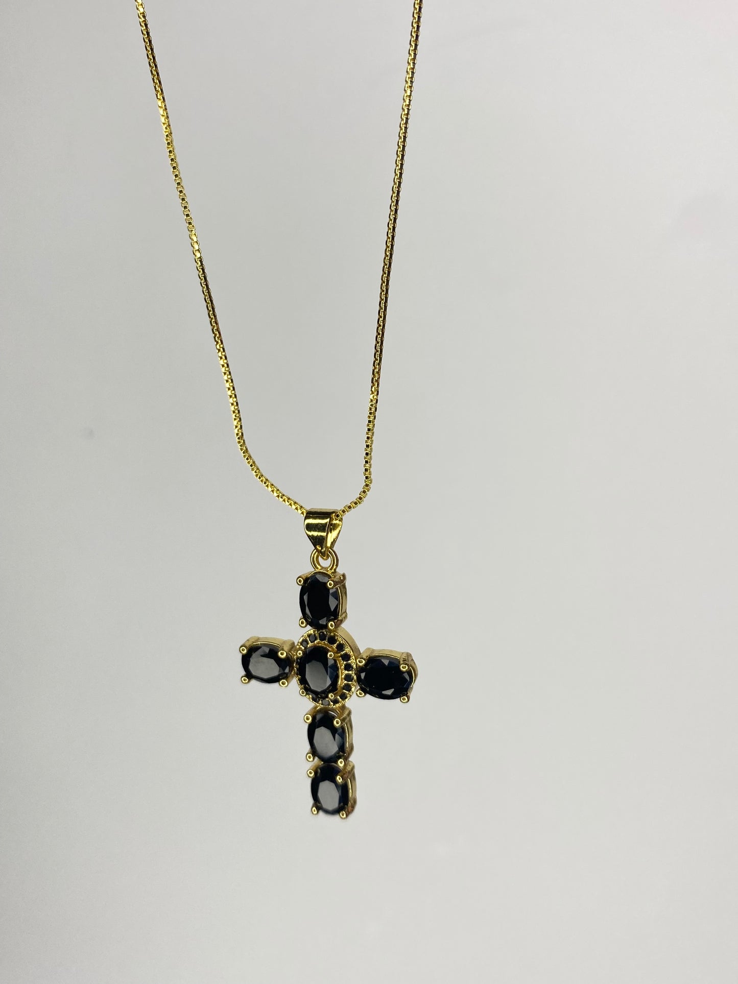 Collar Cruz con circonia negro  y Cadena baño oro con broche 45 cms
