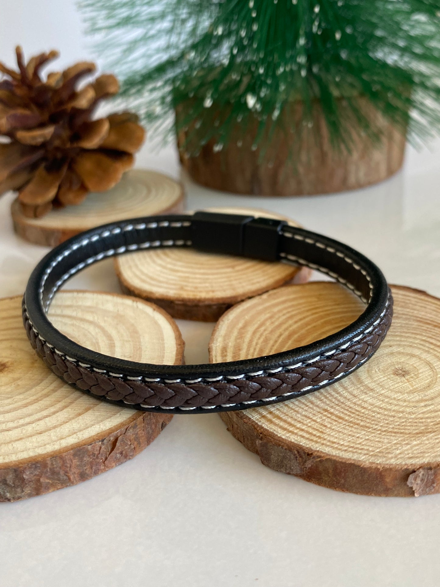 Pulsera café  trenzada costura • eco cuero 9mm - 22 cms largo