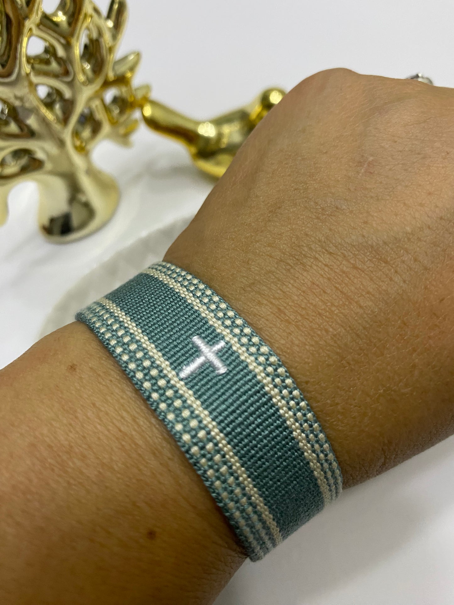 Pulsera Fe Esencial tejida esmeralda