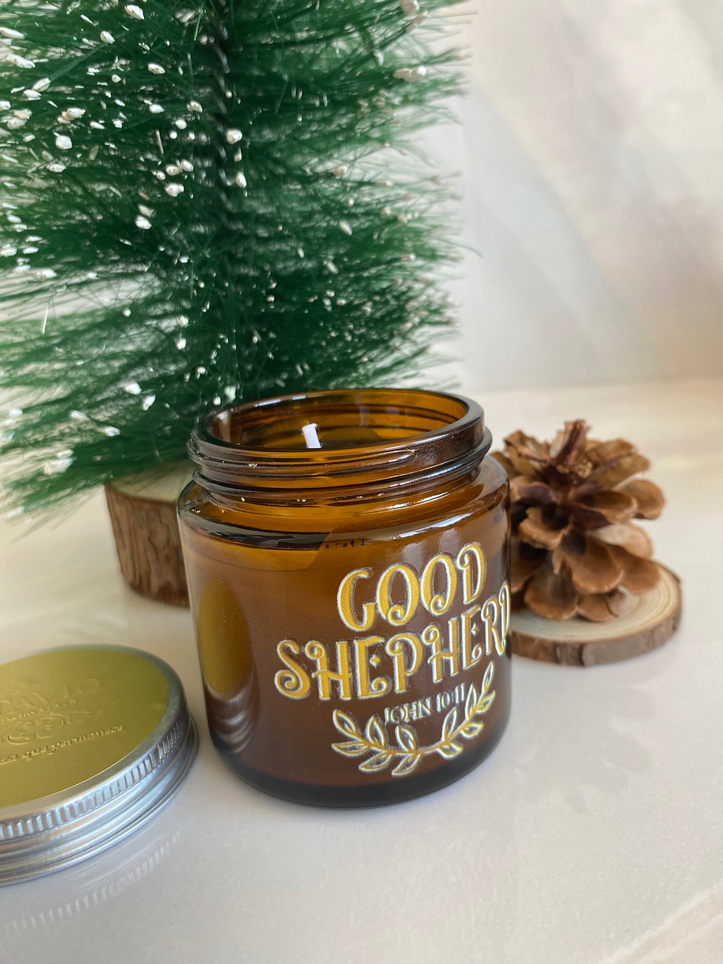 Vela Good Sheperd con tapa de metálica aroma verbena