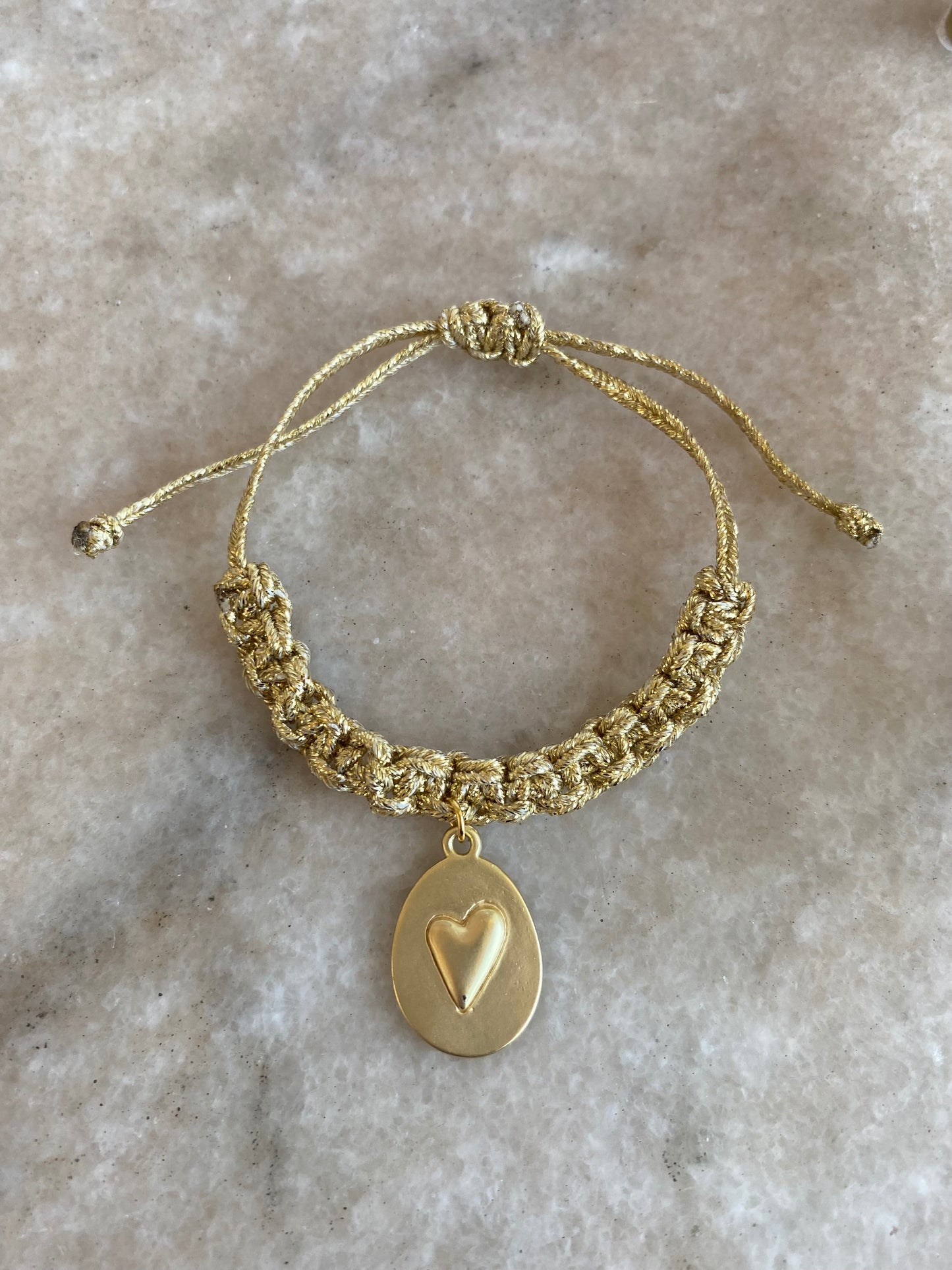 Pulsera ajustable tejida con Corazón Ovalo Baño Oro