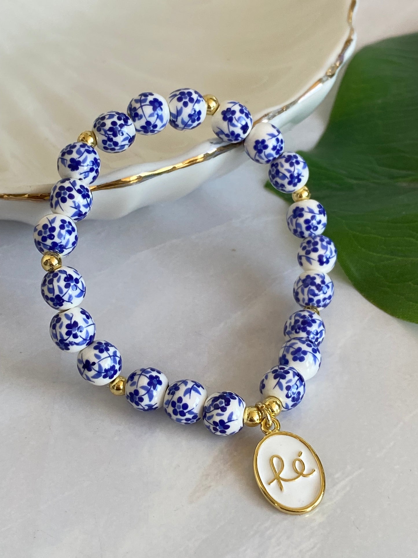 Pulsera Fe ovalo y cerámica flores azules
