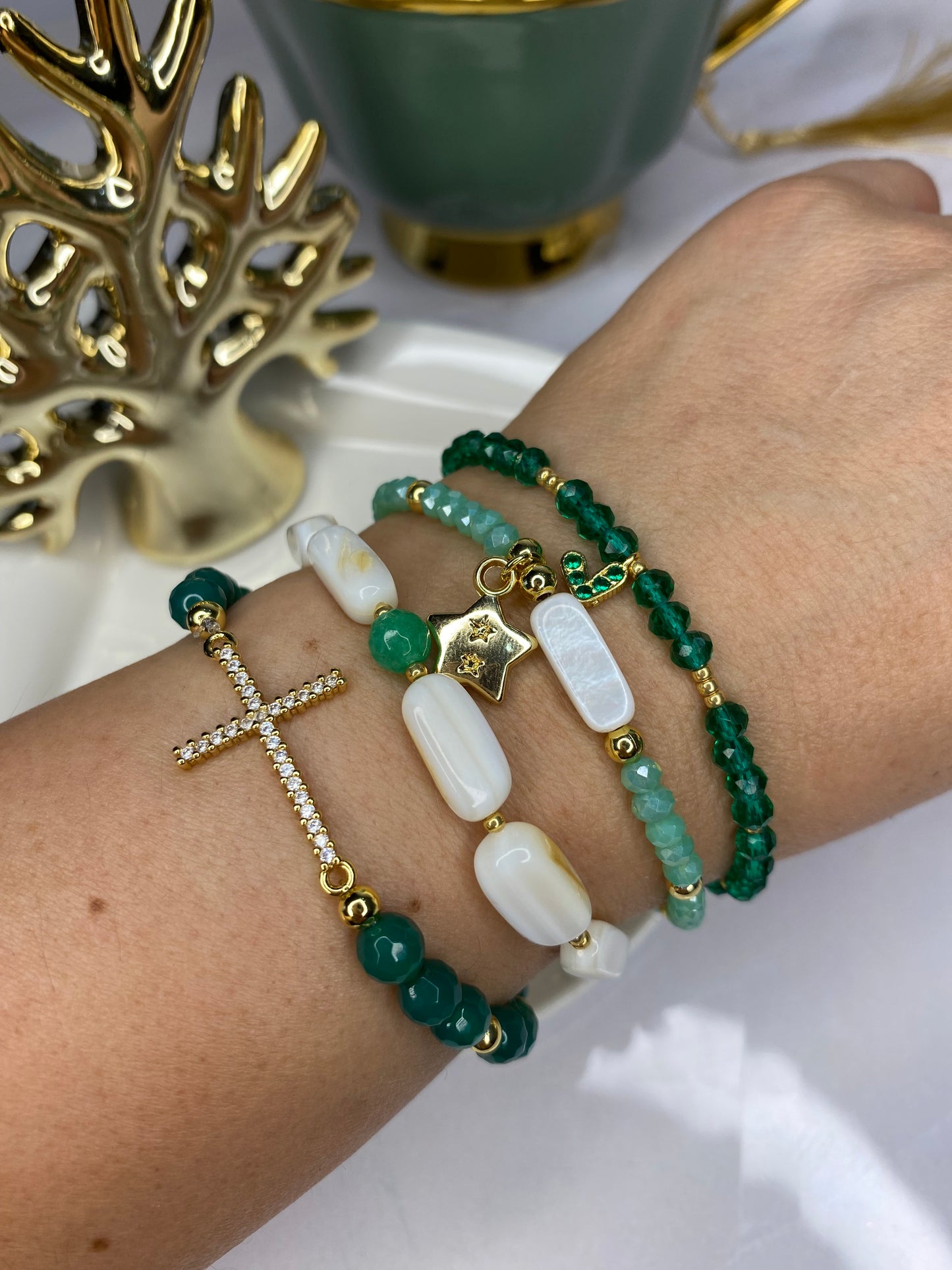 Pulsera reconciliada piedras verdes y cruz baño oro