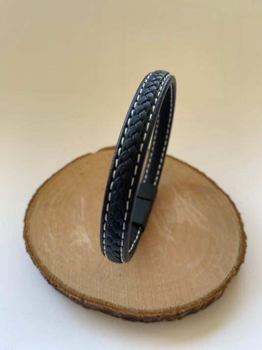 Pulsera negra trenzada • eco cuero