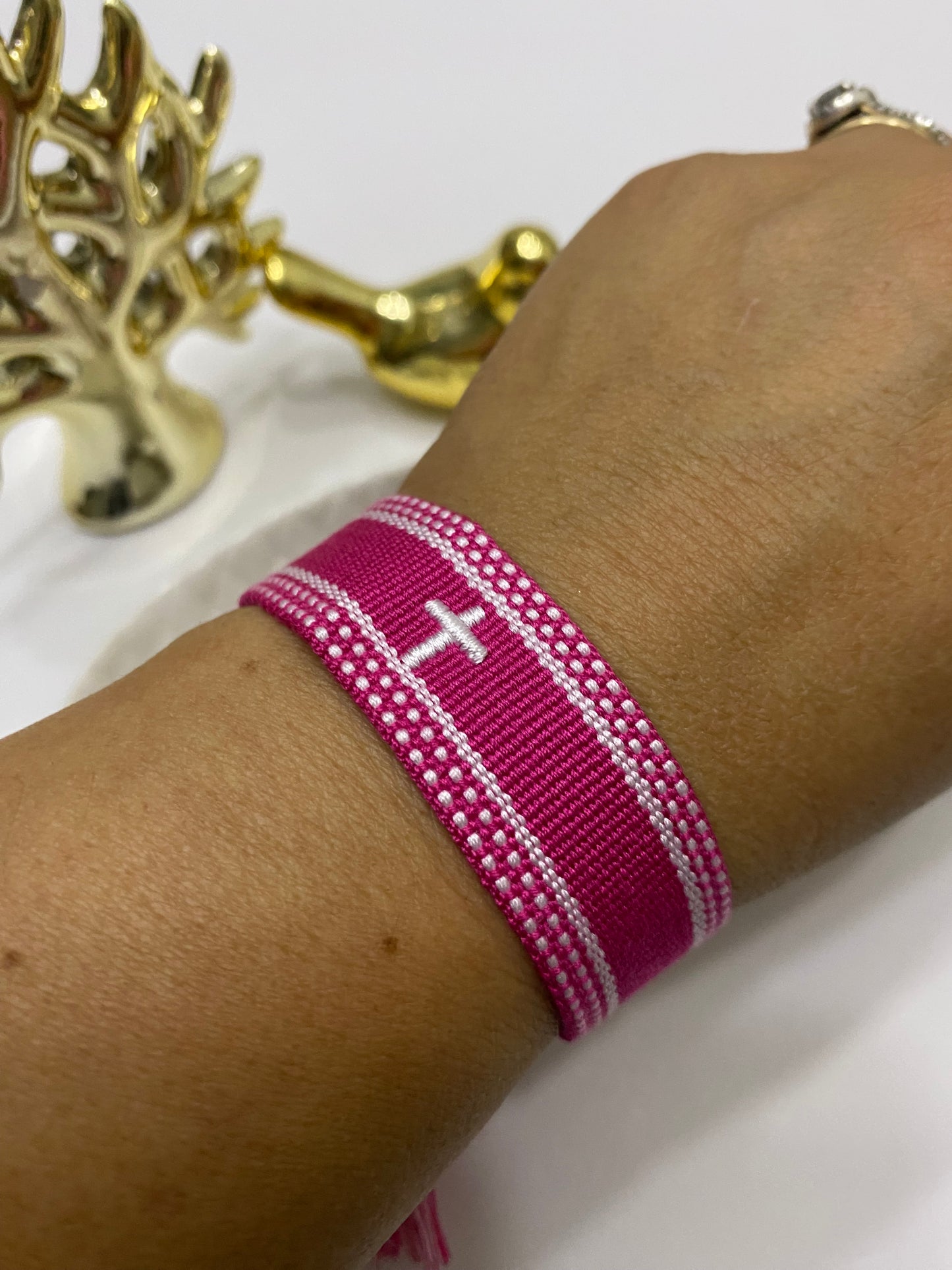 Pulsera Fe Esencial tejida fucsia