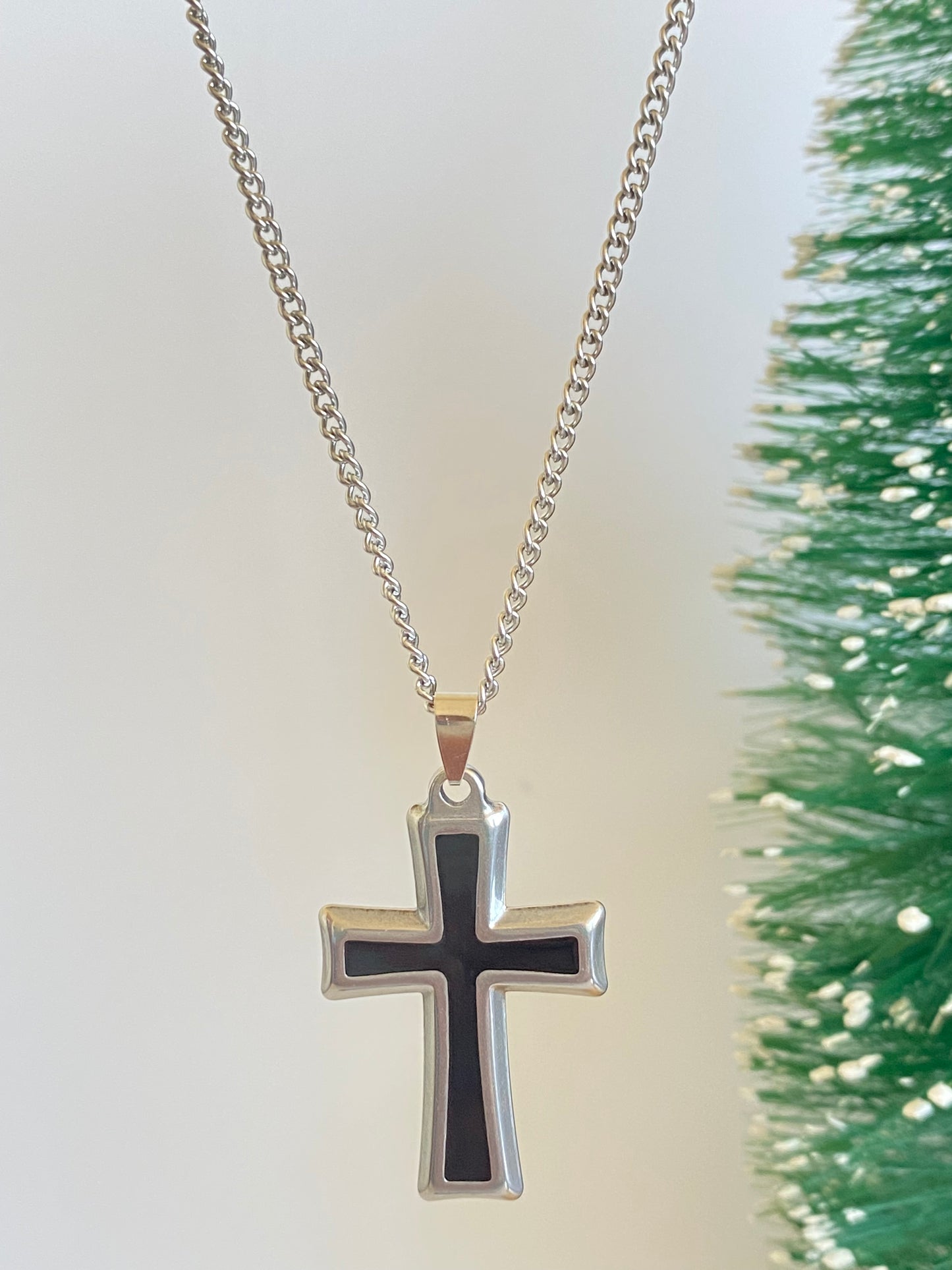 Collar de Acero quirúrgico con Cruz plateada y negra 6 cms  – cadena 60 cms eslabones