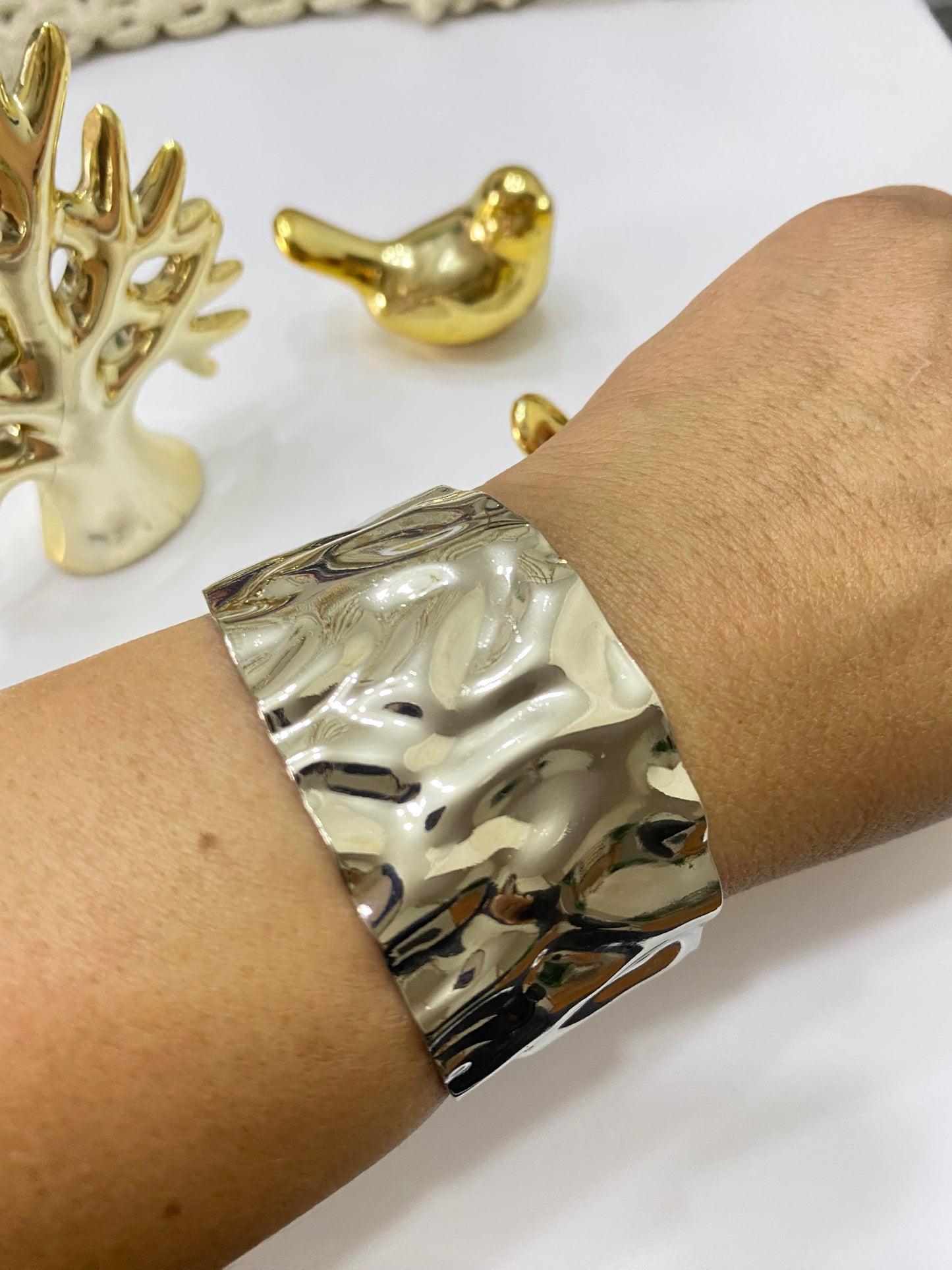Brazalete plateado textura acero ajustable