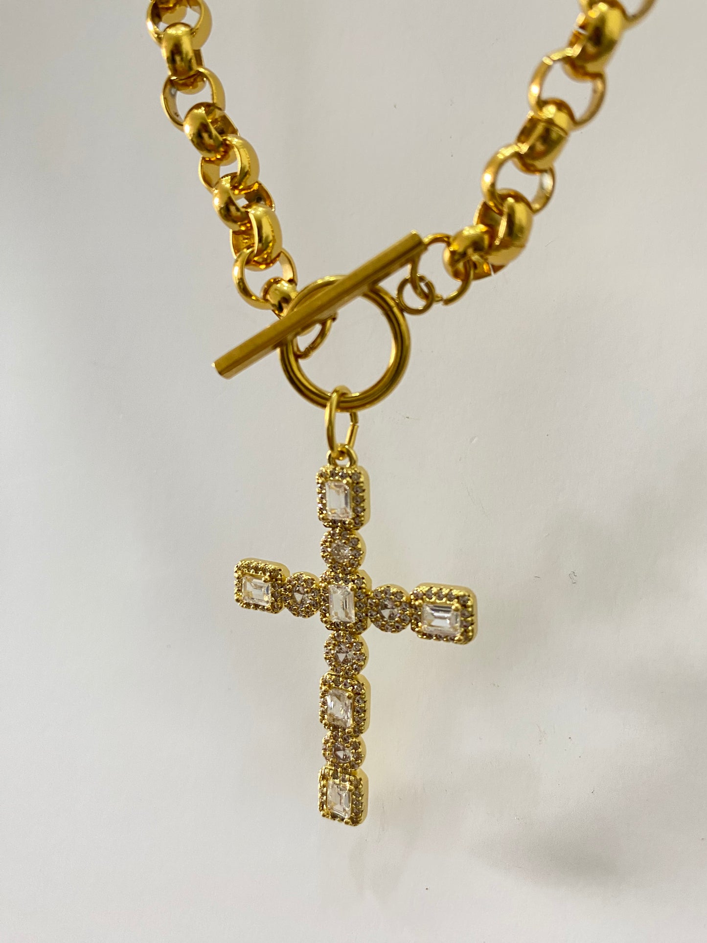 Collar cruz baño oro circonia y Cadena de acero 50 cms