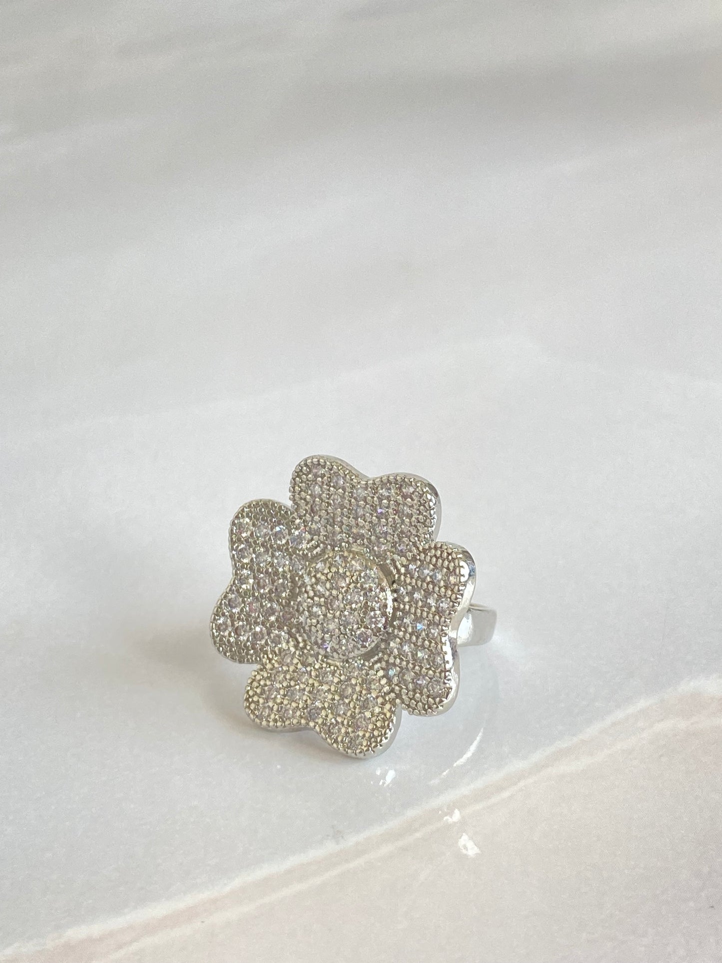 Anillo maxi flor 4 pétalos  rodio plateado y microcircones