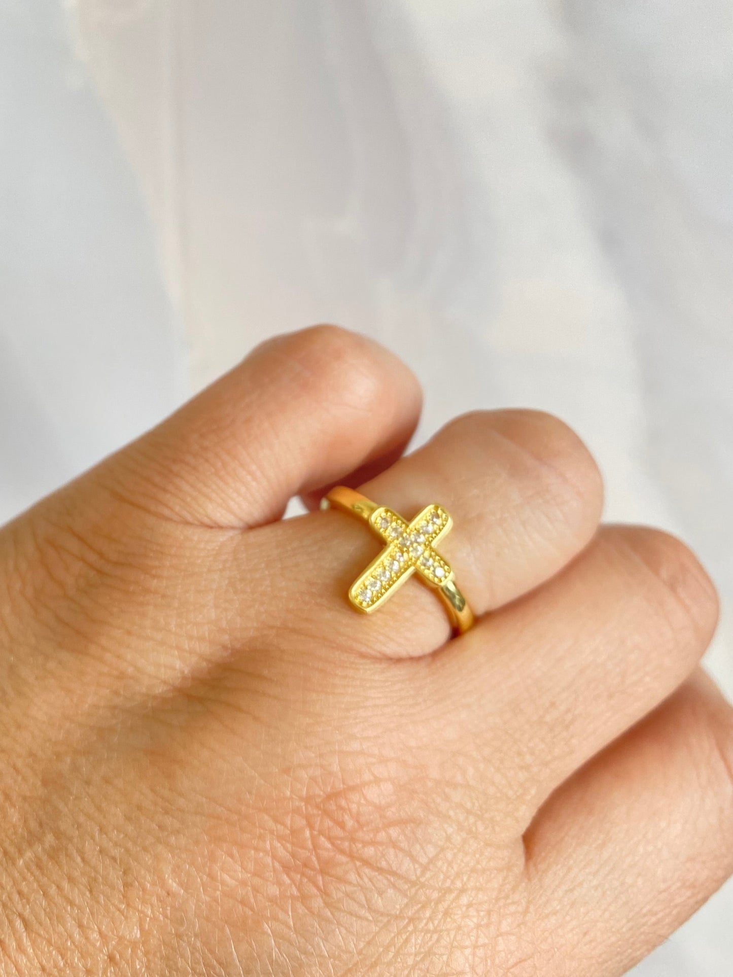 Anillo ajustable cruz rodio dorado y microcircones