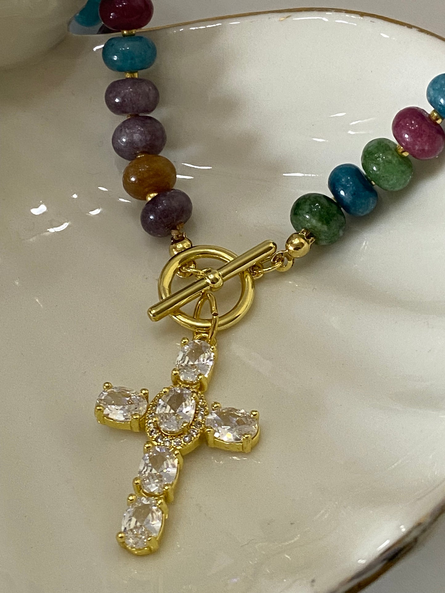 Collar Cruz con circones engastados en baño de oro y piedras naturales