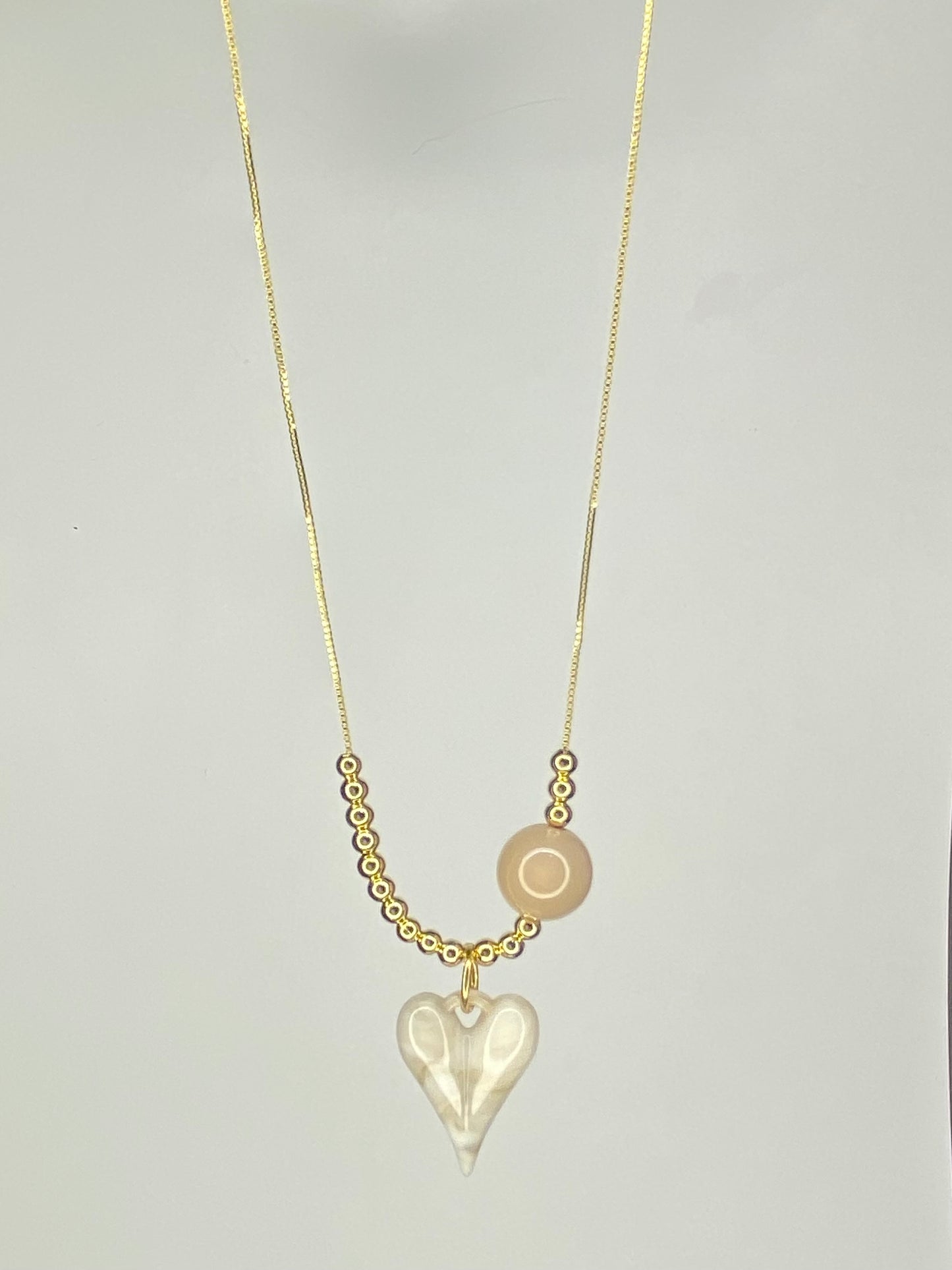 Collar amor marmolado , Cadena baño oro y colgantes acrílicos