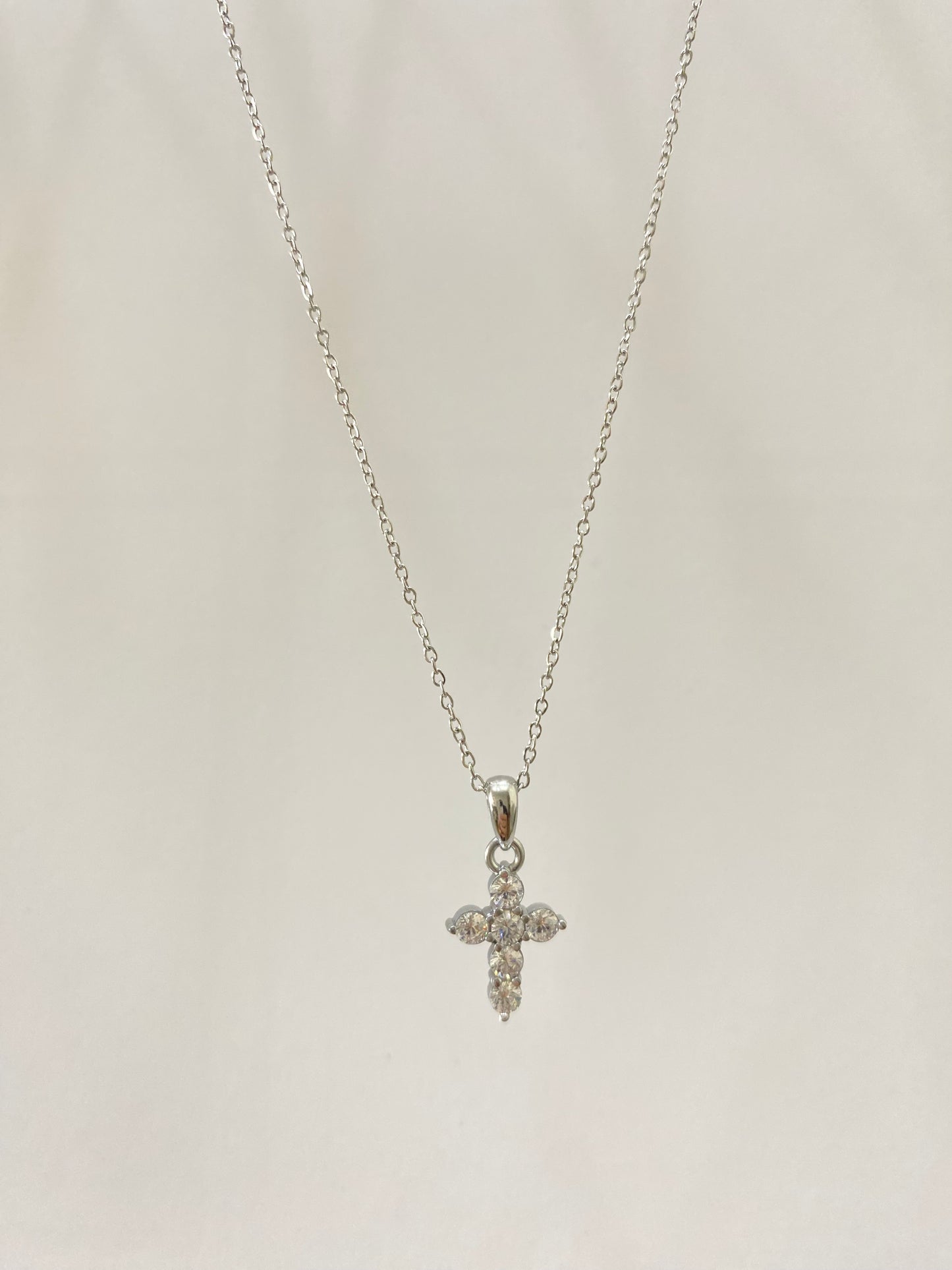 Collar cruz circones blancos y Cadena de acero plateado  45 + 5 cms